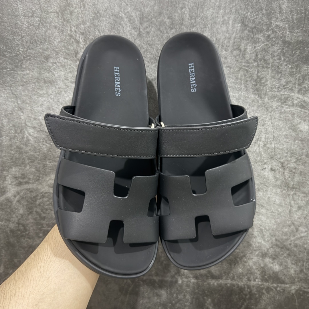 图片[8]-【HZ渠道版】HERMES 爱马仕 Chypre 平底一字拖鞋 经典系列2025 最新经典款拖鞋 经典皮面/呢绒/牛津面 今年绝比小爆款系列 高端零售可主推款。 原版一比一开发 专柜正品以发售 平台开始预售已上架，Zp 7000-10000+ 大家放心选购 品质超赞👍 全鞋全真牛皮 私模独立开发原大底 市场独家 压花工艺 几乎接近一致 全套专柜一致包装。 尺码：35 36 37 38 39 40 41 42 43 44 45 46 不偏码-选品中心