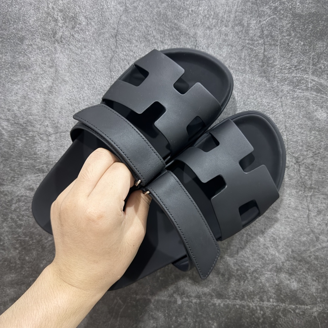 图片[6]-【HZ渠道版】HERMES 爱马仕 Chypre 平底一字拖鞋 经典系列2025 最新经典款拖鞋 经典皮面/呢绒/牛津面 今年绝比小爆款系列 高端零售可主推款。 原版一比一开发 专柜正品以发售 平台开始预售已上架，Zp 7000-10000+ 大家放心选购 品质超赞👍 全鞋全真牛皮 私模独立开发原大底 市场独家 压花工艺 几乎接近一致 全套专柜一致包装。 尺码：35 36 37 38 39 40 41 42 43 44 45 46 不偏码-选品中心