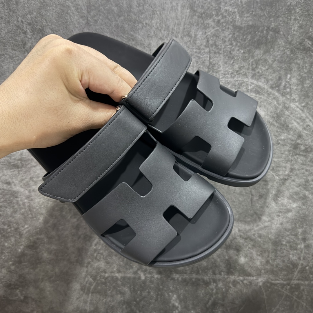 图片[7]-【HZ渠道版】HERMES 爱马仕 Chypre 平底一字拖鞋 经典系列2025 最新经典款拖鞋 经典皮面/呢绒/牛津面 今年绝比小爆款系列 高端零售可主推款。 原版一比一开发 专柜正品以发售 平台开始预售已上架，Zp 7000-10000+ 大家放心选购 品质超赞👍 全鞋全真牛皮 私模独立开发原大底 市场独家 压花工艺 几乎接近一致 全套专柜一致包装。 尺码：35 36 37 38 39 40 41 42 43 44 45 46 不偏码-选品中心