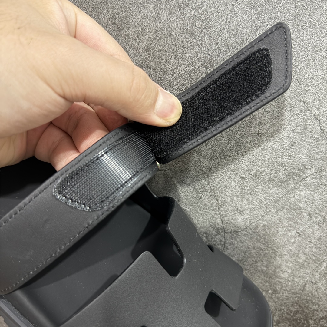 图片[2]-【HZ渠道版】HERMES 爱马仕 Chypre 平底一字拖鞋 经典系列2025 最新经典款拖鞋 经典皮面/呢绒/牛津面 今年绝比小爆款系列 高端零售可主推款。 原版一比一开发 专柜正品以发售 平台开始预售已上架，Zp 7000-10000+ 大家放心选购 品质超赞👍 全鞋全真牛皮 私模独立开发原大底 市场独家 压花工艺 几乎接近一致 全套专柜一致包装。 尺码：35 36 37 38 39 40 41 42 43 44 45 46 不偏码-选品中心