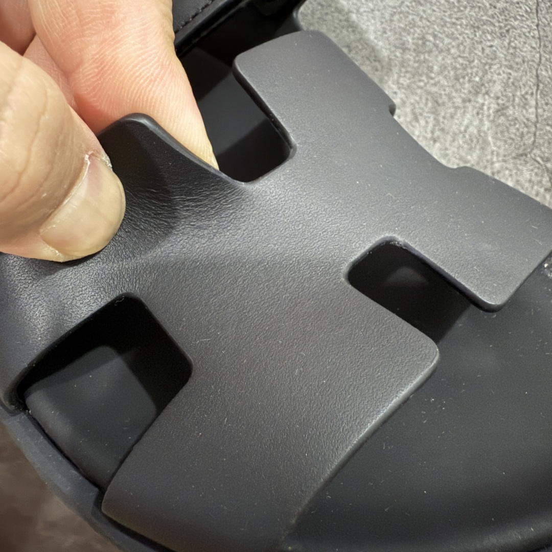 图片[4]-【HZ渠道版】HERMES 爱马仕 Chypre 平底一字拖鞋 经典系列2025 最新经典款拖鞋 经典皮面/呢绒/牛津面 今年绝比小爆款系列 高端零售可主推款。 原版一比一开发 专柜正品以发售 平台开始预售已上架，Zp 7000-10000+ 大家放心选购 品质超赞👍 全鞋全真牛皮 私模独立开发原大底 市场独家 压花工艺 几乎接近一致 全套专柜一致包装。 尺码：35 36 37 38 39 40 41 42 43 44 45 46 不偏码-选品中心