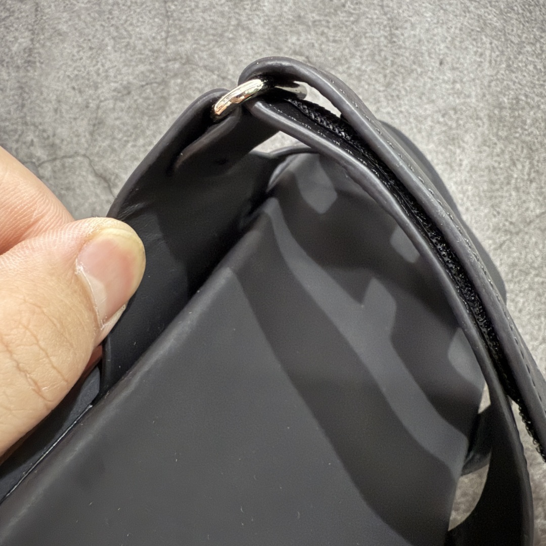 图片[3]-【HZ渠道版】HERMES 爱马仕 Chypre 平底一字拖鞋 经典系列2025 最新经典款拖鞋 经典皮面/呢绒/牛津面 今年绝比小爆款系列 高端零售可主推款。 原版一比一开发 专柜正品以发售 平台开始预售已上架，Zp 7000-10000+ 大家放心选购 品质超赞👍 全鞋全真牛皮 私模独立开发原大底 市场独家 压花工艺 几乎接近一致 全套专柜一致包装。 尺码：35 36 37 38 39 40 41 42 43 44 45 46 不偏码-选品中心