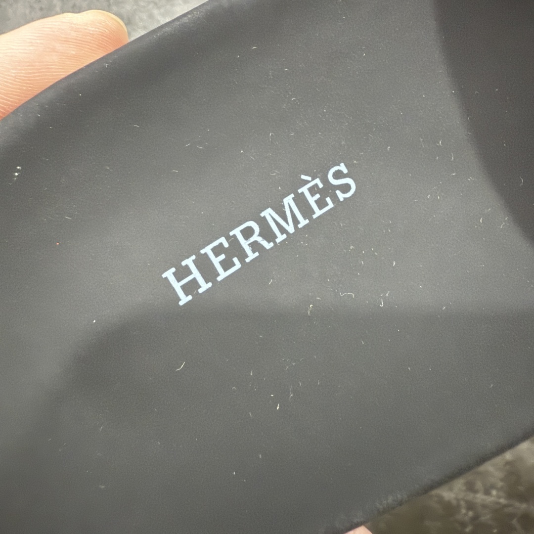 图片[5]-【HZ渠道版】HERMES 爱马仕 Chypre 平底一字拖鞋 经典系列2025 最新经典款拖鞋 经典皮面/呢绒/牛津面 今年绝比小爆款系列 高端零售可主推款。 原版一比一开发 专柜正品以发售 平台开始预售已上架，Zp 7000-10000+ 大家放心选购 品质超赞👍 全鞋全真牛皮 私模独立开发原大底 市场独家 压花工艺 几乎接近一致 全套专柜一致包装。 尺码：35 36 37 38 39 40 41 42 43 44 45 46 不偏码-选品中心