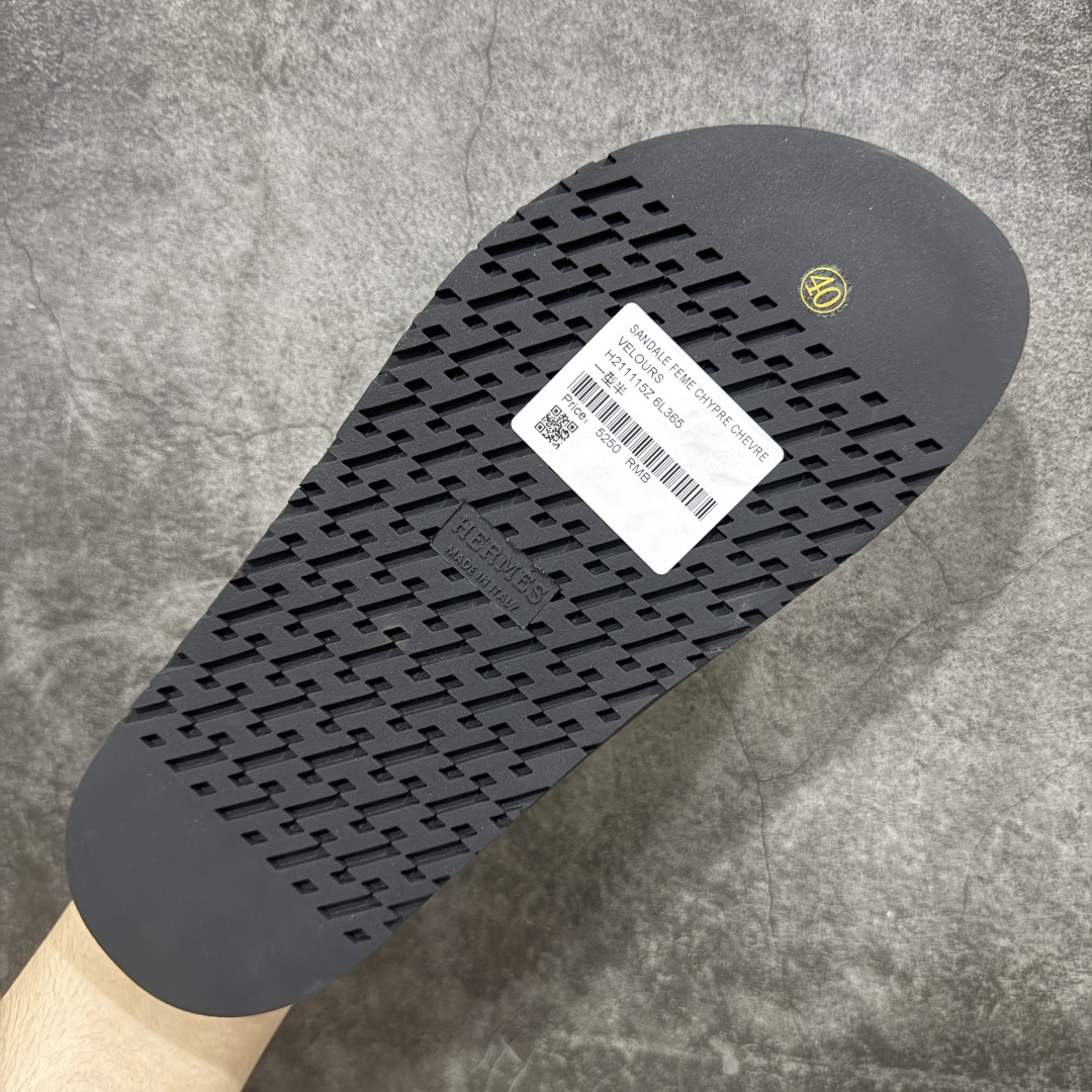 图片[9]-【HZ渠道版】HERMES 爱马仕 Chypre 平底一字拖鞋 经典系列2025 最新经典款拖鞋 经典皮面/呢绒/牛津面 今年绝比小爆款系列 高端零售可主推款。 原版一比一开发 专柜正品以发售 平台开始预售已上架，Zp 7000-10000+ 大家放心选购 品质超赞👍 全鞋全真牛皮 私模独立开发原大底 市场独家 压花工艺 几乎接近一致 全套专柜一致包装。 尺码：35 36 37 38 39 40 41 42 43 44 45 46 不偏码-选品中心