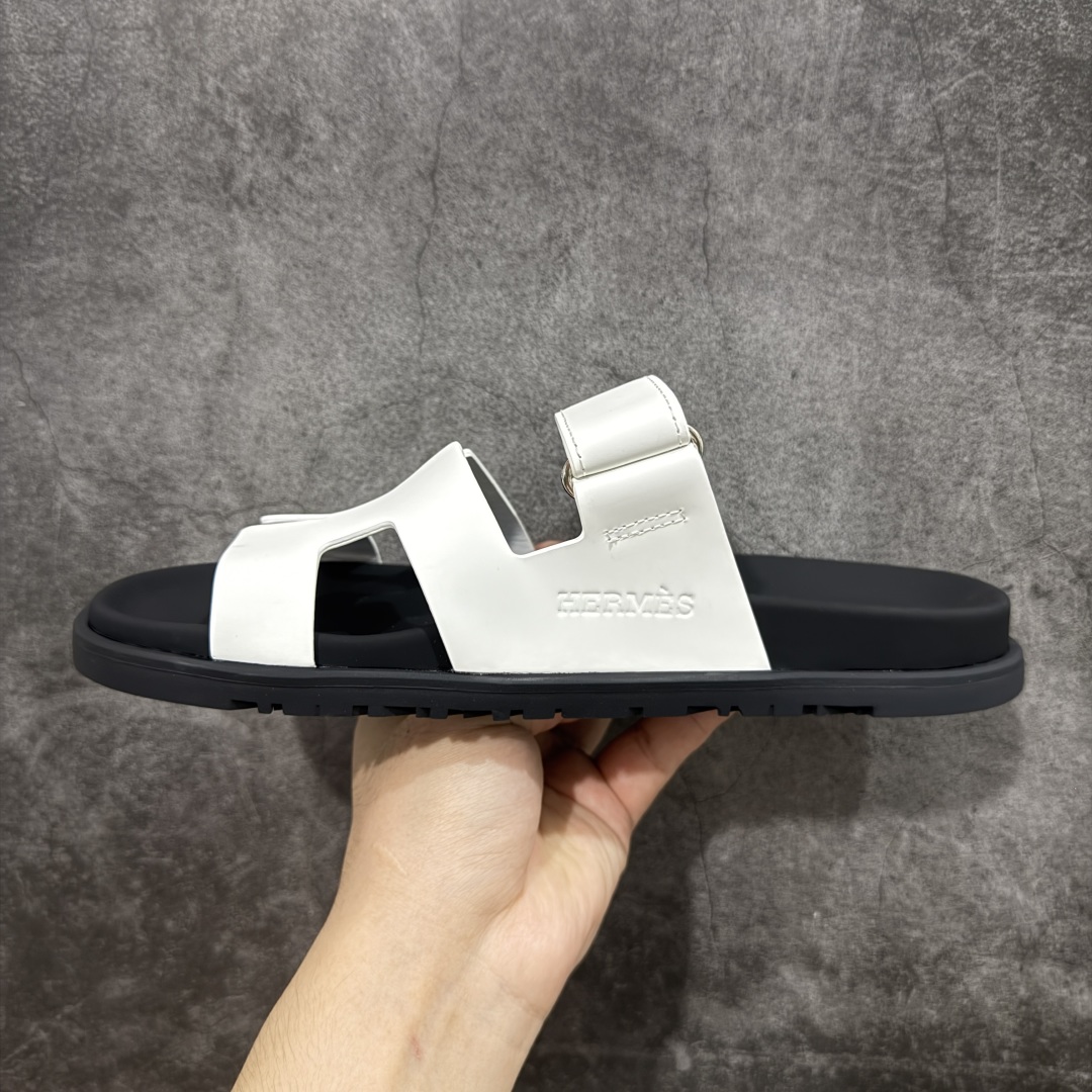 图片[2]-【HZ渠道版】HERMES 爱马仕 Chypre 平底一字拖鞋 经典系列2025 最新经典款拖鞋 经典皮面/呢绒/牛津面 今年绝比小爆款系列 高端零售可主推款。 原版一比一开发 专柜正品以发售 平台开始预售已上架，Zp 7000-10000+ 大家放心选购 品质超赞👍 全鞋全真牛皮 私模独立开发原大底 市场独家 压花工艺 几乎接近一致 全套专柜一致包装。 尺码：35 36 37 38 39 40 41 42 43 44 45 46 不偏码-选品中心