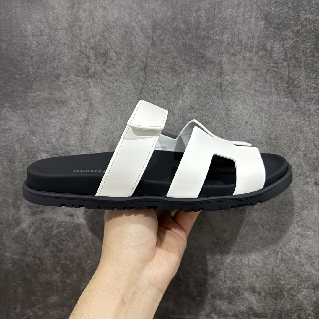 【HZ渠道版】HERMES 爱马仕 Chypre 平底一字拖鞋 经典系列2025 最新经典款拖鞋 经典皮面/呢绒/牛津面 今年绝比小爆款系列 高端零售可主推款。 原版一比一开发 专柜正品以发售 平台开始预售已上架,Zp 7000-10000+ 大家放心选购 品质超赞👍 全鞋全真牛皮 私模独立开发原大底 市场独家 压花工艺 几乎接近一致 全套专柜一致包装。 尺码:35 36 37 38 39 40 41 42 43 44 45 46 不偏码-选品中心