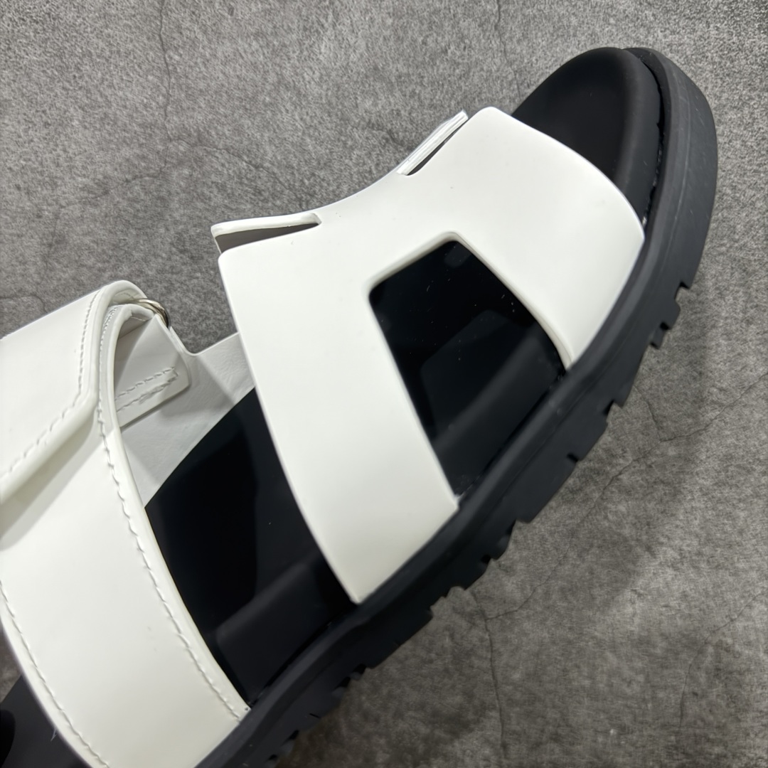 图片[6]-【HZ渠道版】HERMES 爱马仕 Chypre 平底一字拖鞋 经典系列2025 最新经典款拖鞋 经典皮面/呢绒/牛津面 今年绝比小爆款系列 高端零售可主推款。 原版一比一开发 专柜正品以发售 平台开始预售已上架，Zp 7000-10000+ 大家放心选购 品质超赞👍 全鞋全真牛皮 私模独立开发原大底 市场独家 压花工艺 几乎接近一致 全套专柜一致包装。 尺码：35 36 37 38 39 40 41 42 43 44 45 46 不偏码-选品中心