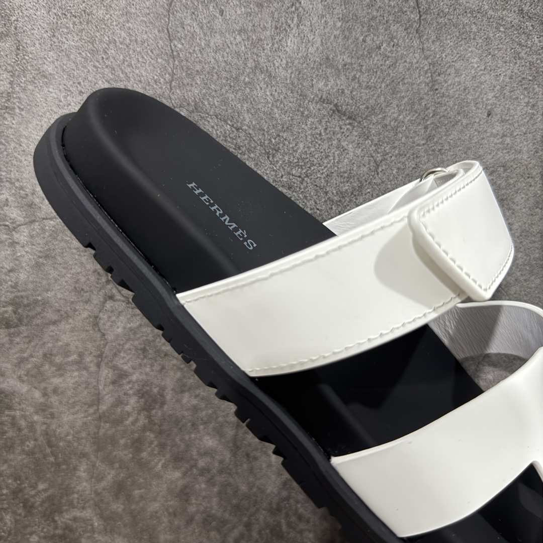 图片[7]-【HZ渠道版】HERMES 爱马仕 Chypre 平底一字拖鞋 经典系列2025 最新经典款拖鞋 经典皮面/呢绒/牛津面 今年绝比小爆款系列 高端零售可主推款。 原版一比一开发 专柜正品以发售 平台开始预售已上架，Zp 7000-10000+ 大家放心选购 品质超赞👍 全鞋全真牛皮 私模独立开发原大底 市场独家 压花工艺 几乎接近一致 全套专柜一致包装。 尺码：35 36 37 38 39 40 41 42 43 44 45 46 不偏码-选品中心
