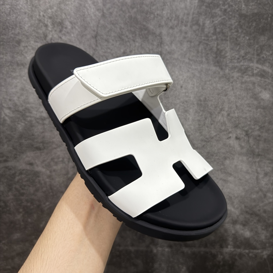 图片[3]-【HZ渠道版】HERMES 爱马仕 Chypre 平底一字拖鞋 经典系列2025 最新经典款拖鞋 经典皮面/呢绒/牛津面 今年绝比小爆款系列 高端零售可主推款。 原版一比一开发 专柜正品以发售 平台开始预售已上架，Zp 7000-10000+ 大家放心选购 品质超赞👍 全鞋全真牛皮 私模独立开发原大底 市场独家 压花工艺 几乎接近一致 全套专柜一致包装。 尺码：35 36 37 38 39 40 41 42 43 44 45 46 不偏码-选品中心