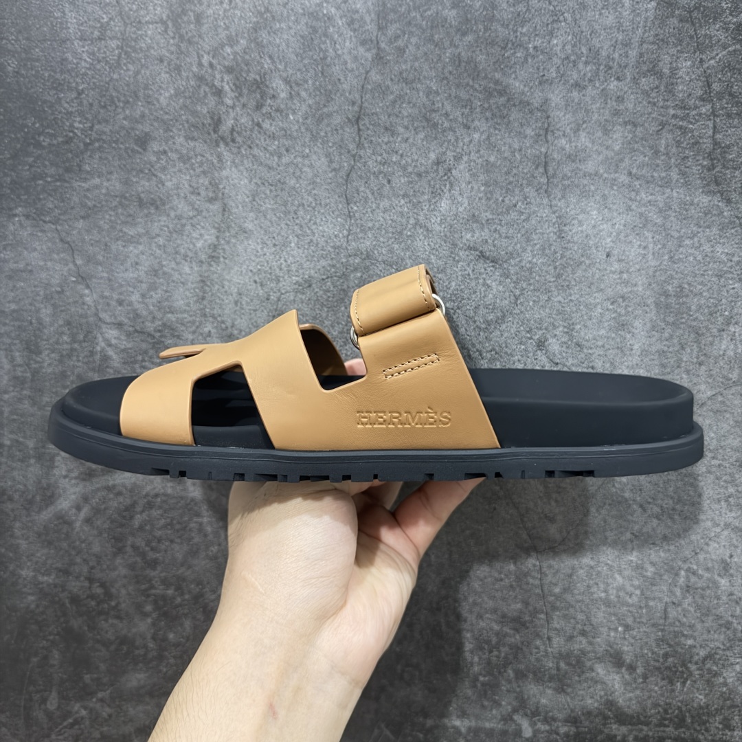 图片[2]-【HZ渠道版】HERMES 爱马仕 Chypre 平底一字拖鞋 经典系列2025 最新经典款拖鞋 经典皮面/呢绒/牛津面 今年绝比小爆款系列 高端零售可主推款。 原版一比一开发 专柜正品以发售 平台开始预售已上架，Zp 7000-10000+ 大家放心选购 品质超赞👍 全鞋全真牛皮 私模独立开发原大底 市场独家 压花工艺 几乎接近一致 全套专柜一致包装。 尺码：35 36 37 38 39 40 41 42 43 44 45 46 不偏码-选品中心