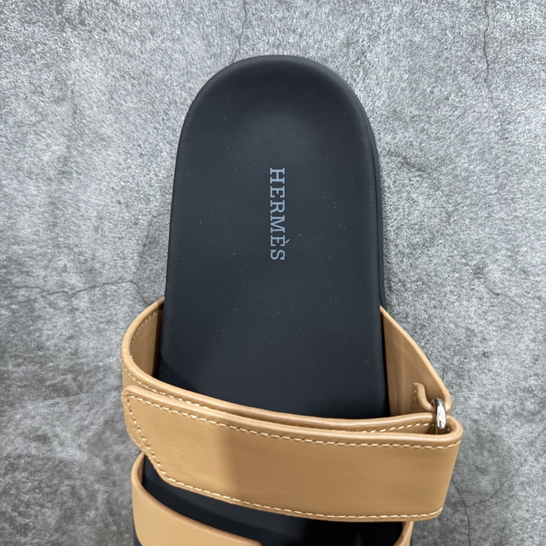 图片[8]-【HZ渠道版】HERMES 爱马仕 Chypre 平底一字拖鞋 经典系列2025 最新经典款拖鞋 经典皮面/呢绒/牛津面 今年绝比小爆款系列 高端零售可主推款。 原版一比一开发 专柜正品以发售 平台开始预售已上架，Zp 7000-10000+ 大家放心选购 品质超赞👍 全鞋全真牛皮 私模独立开发原大底 市场独家 压花工艺 几乎接近一致 全套专柜一致包装。 尺码：35 36 37 38 39 40 41 42 43 44 45 46 不偏码-选品中心
