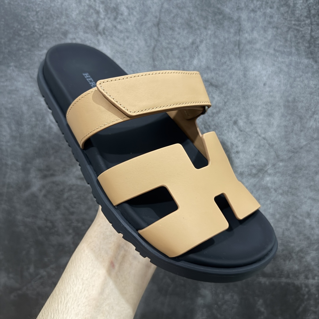 图片[3]-【HZ渠道版】HERMES 爱马仕 Chypre 平底一字拖鞋 经典系列2025 最新经典款拖鞋 经典皮面/呢绒/牛津面 今年绝比小爆款系列 高端零售可主推款。 原版一比一开发 专柜正品以发售 平台开始预售已上架，Zp 7000-10000+ 大家放心选购 品质超赞👍 全鞋全真牛皮 私模独立开发原大底 市场独家 压花工艺 几乎接近一致 全套专柜一致包装。 尺码：35 36 37 38 39 40 41 42 43 44 45 46 不偏码-选品中心