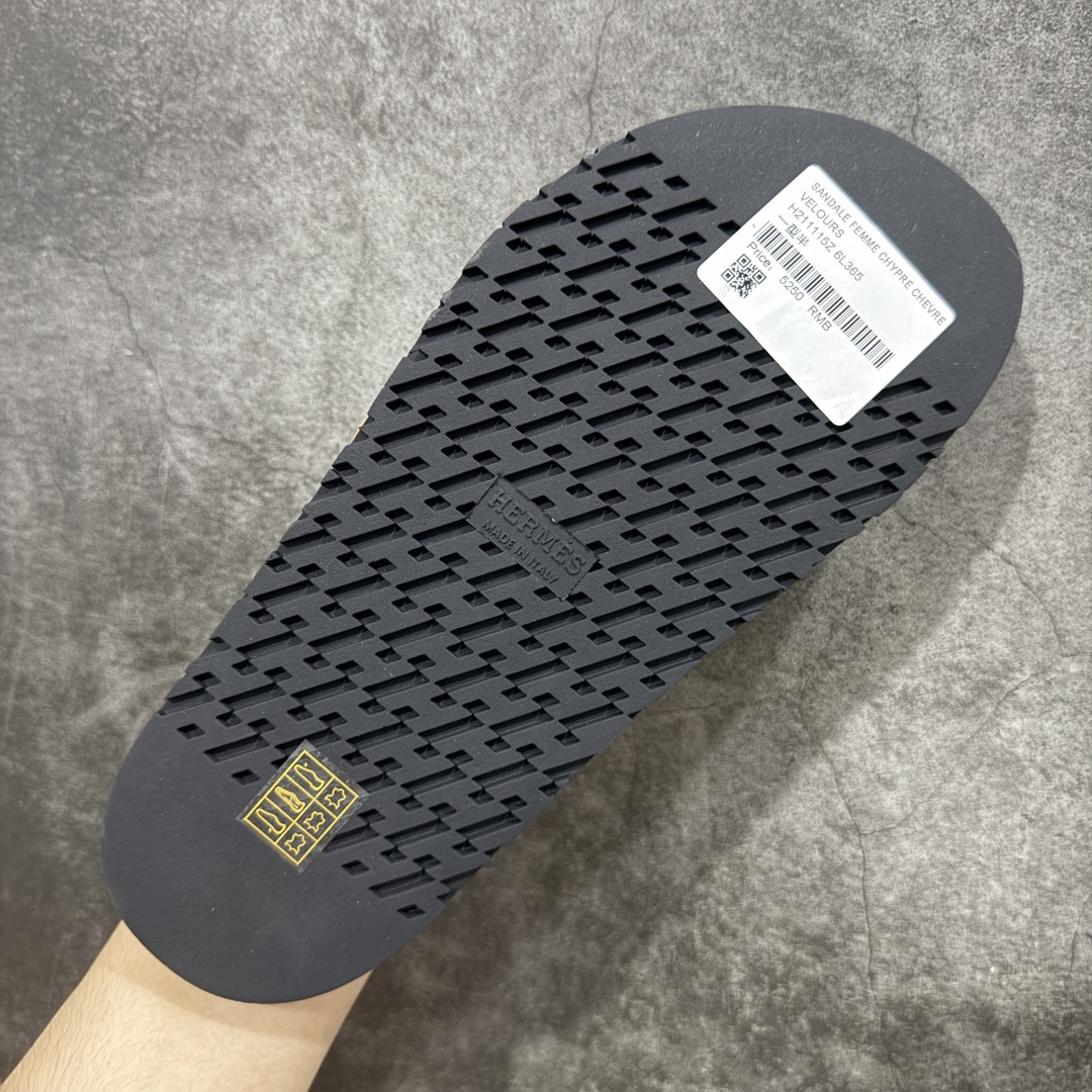 图片[9]-【HZ渠道版】HERMES 爱马仕 Chypre 平底一字拖鞋 经典系列2025 最新经典款拖鞋 经典皮面/呢绒/牛津面 今年绝比小爆款系列 高端零售可主推款。 原版一比一开发 专柜正品以发售 平台开始预售已上架，Zp 7000-10000+ 大家放心选购 品质超赞👍 全鞋全真牛皮 私模独立开发原大底 市场独家 压花工艺 几乎接近一致 全套专柜一致包装。 尺码：35 36 37 38 39 40 41 42 43 44 45 46 不偏码-选品中心