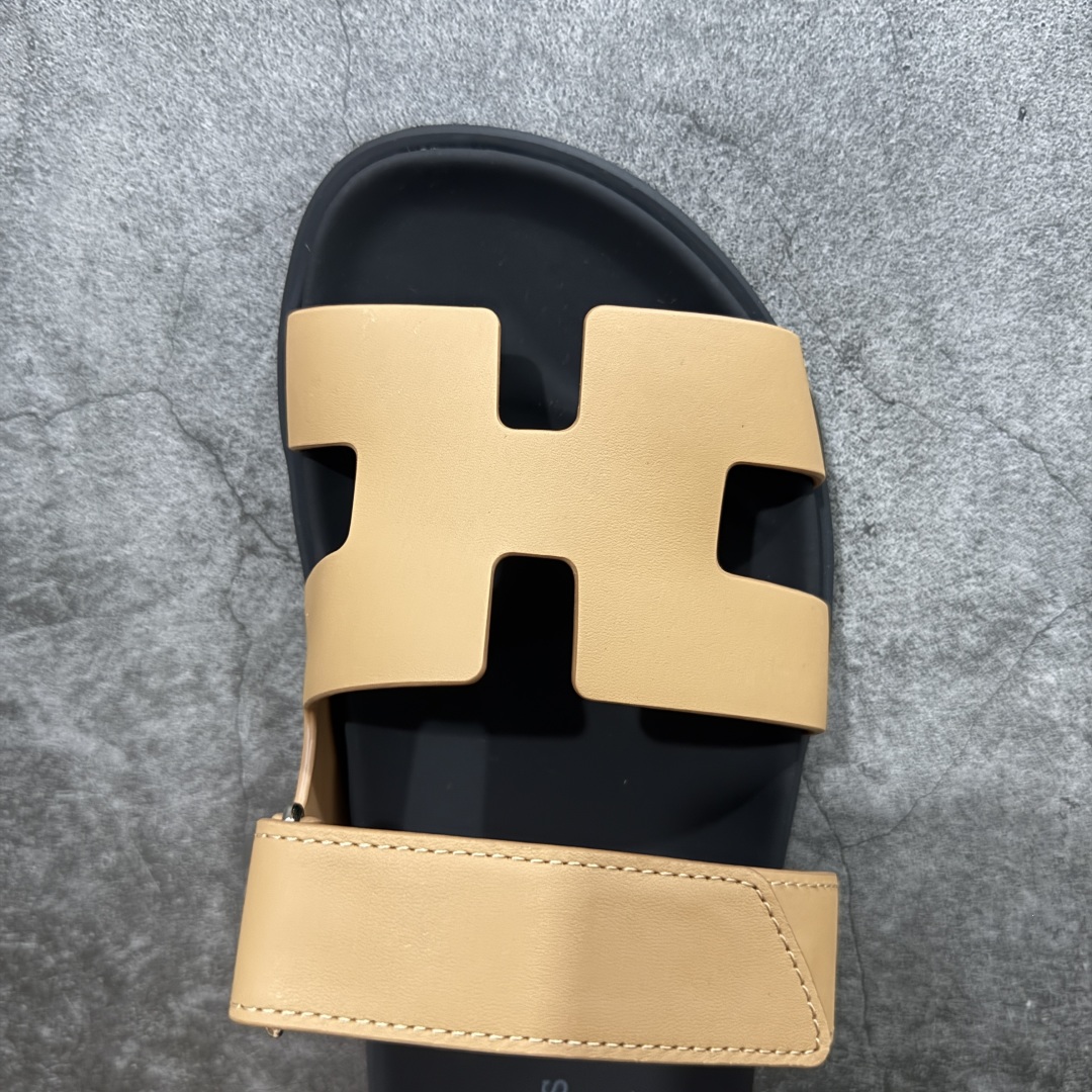 图片[5]-【HZ渠道版】HERMES 爱马仕 Chypre 平底一字拖鞋 经典系列2025 最新经典款拖鞋 经典皮面/呢绒/牛津面 今年绝比小爆款系列 高端零售可主推款。 原版一比一开发 专柜正品以发售 平台开始预售已上架，Zp 7000-10000+ 大家放心选购 品质超赞👍 全鞋全真牛皮 私模独立开发原大底 市场独家 压花工艺 几乎接近一致 全套专柜一致包装。 尺码：35 36 37 38 39 40 41 42 43 44 45 46 不偏码-选品中心