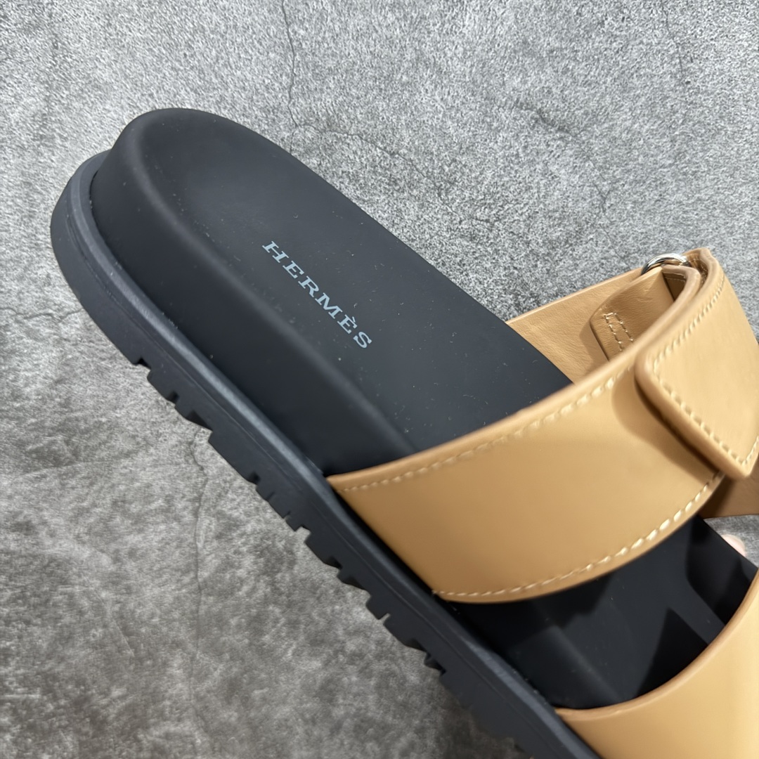 图片[7]-【HZ渠道版】HERMES 爱马仕 Chypre 平底一字拖鞋 经典系列2025 最新经典款拖鞋 经典皮面/呢绒/牛津面 今年绝比小爆款系列 高端零售可主推款。 原版一比一开发 专柜正品以发售 平台开始预售已上架，Zp 7000-10000+ 大家放心选购 品质超赞👍 全鞋全真牛皮 私模独立开发原大底 市场独家 压花工艺 几乎接近一致 全套专柜一致包装。 尺码：35 36 37 38 39 40 41 42 43 44 45 46 不偏码-选品中心