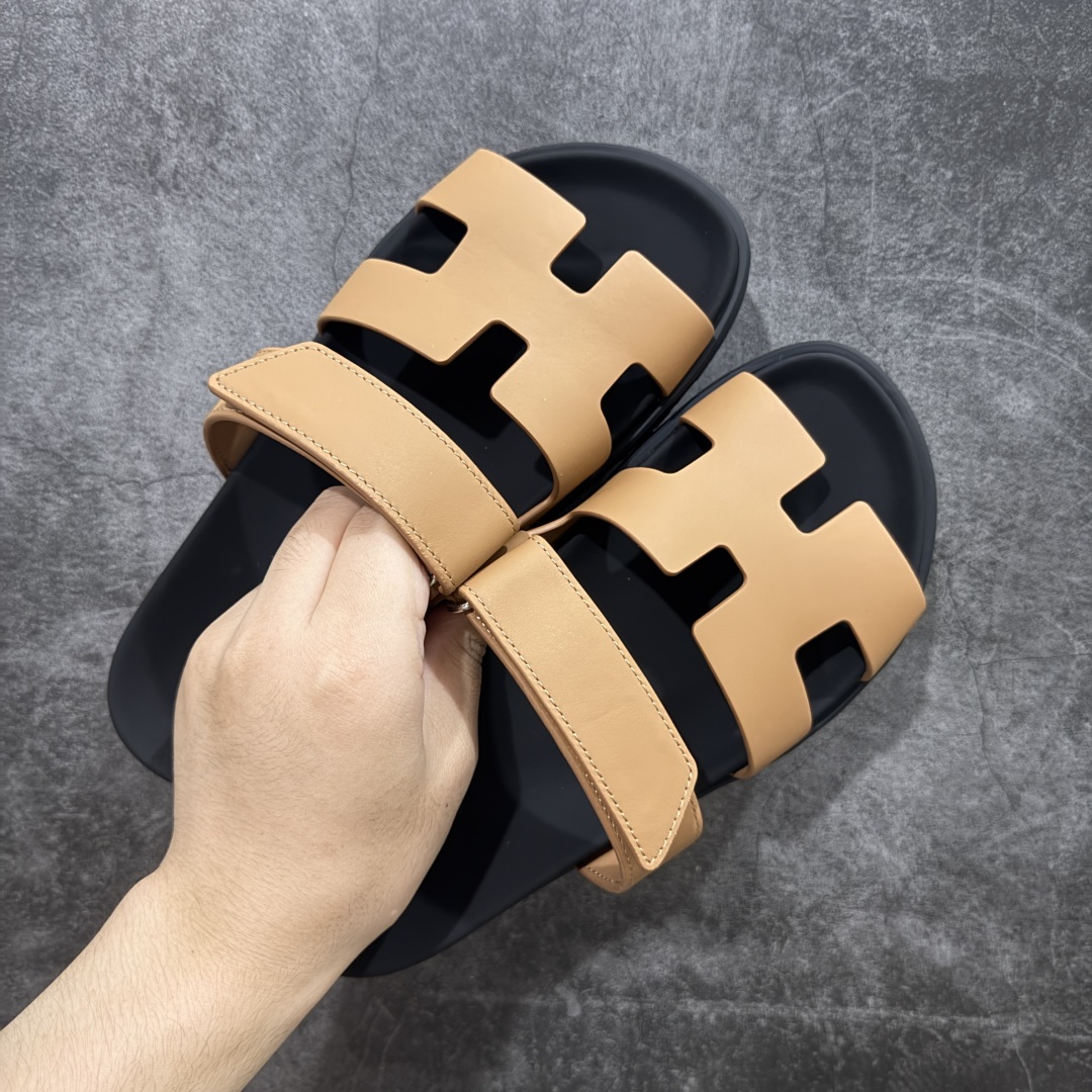 图片[4]-【HZ渠道版】HERMES 爱马仕 Chypre 平底一字拖鞋 经典系列2025 最新经典款拖鞋 经典皮面/呢绒/牛津面 今年绝比小爆款系列 高端零售可主推款。 原版一比一开发 专柜正品以发售 平台开始预售已上架，Zp 7000-10000+ 大家放心选购 品质超赞👍 全鞋全真牛皮 私模独立开发原大底 市场独家 压花工艺 几乎接近一致 全套专柜一致包装。 尺码：35 36 37 38 39 40 41 42 43 44 45 46 不偏码-选品中心