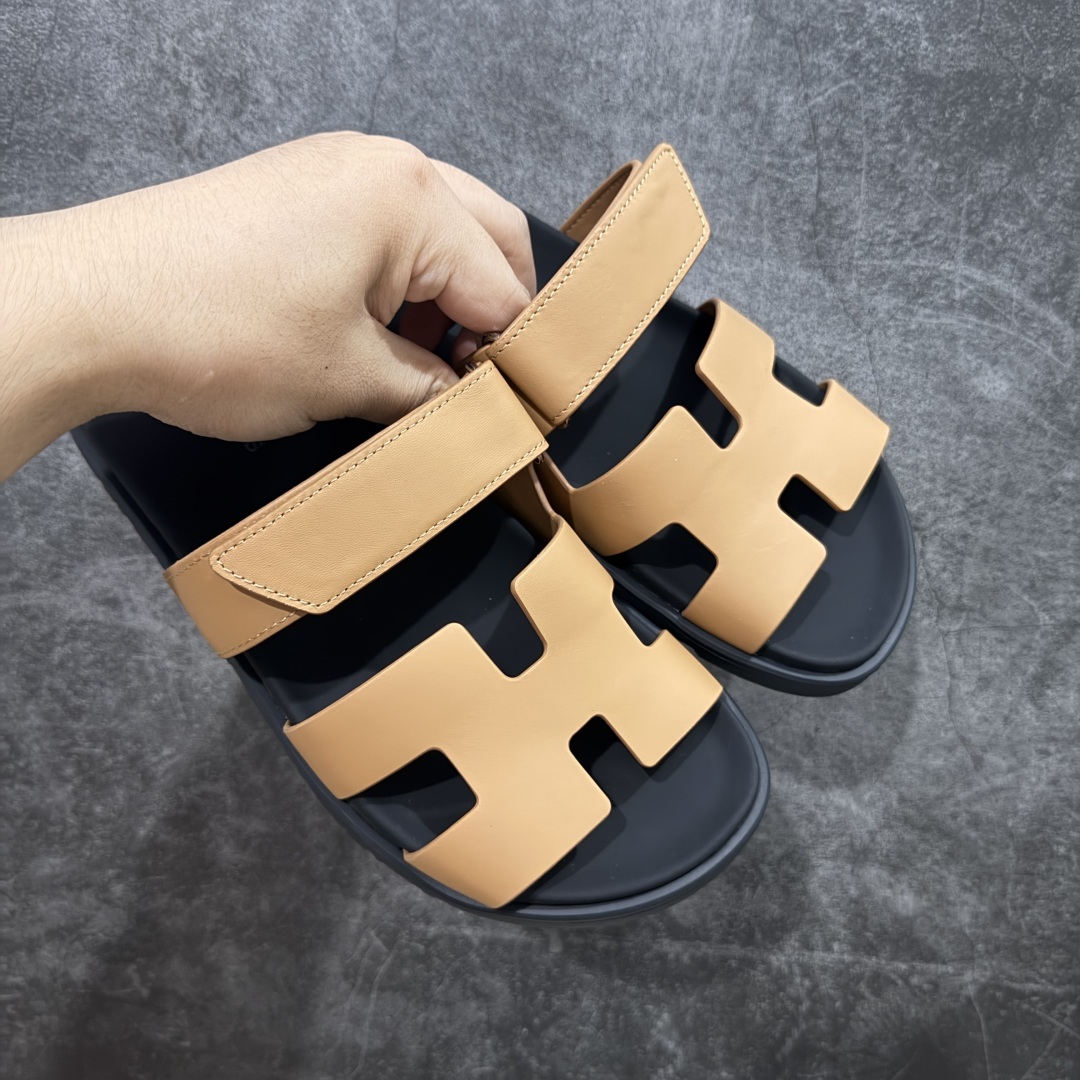 图片[3]-【HZ渠道版】HERMES 爱马仕 Chypre 平底一字拖鞋 经典系列2025 最新经典款拖鞋 经典皮面/呢绒/牛津面 今年绝比小爆款系列 高端零售可主推款。 原版一比一开发 专柜正品以发售 平台开始预售已上架，Zp 7000-10000+ 大家放心选购 品质超赞👍 全鞋全真牛皮 私模独立开发原大底 市场独家 压花工艺 几乎接近一致 全套专柜一致包装。 尺码：35 36 37 38 39 40 41 42 43 44 45 46 不偏码-选品中心