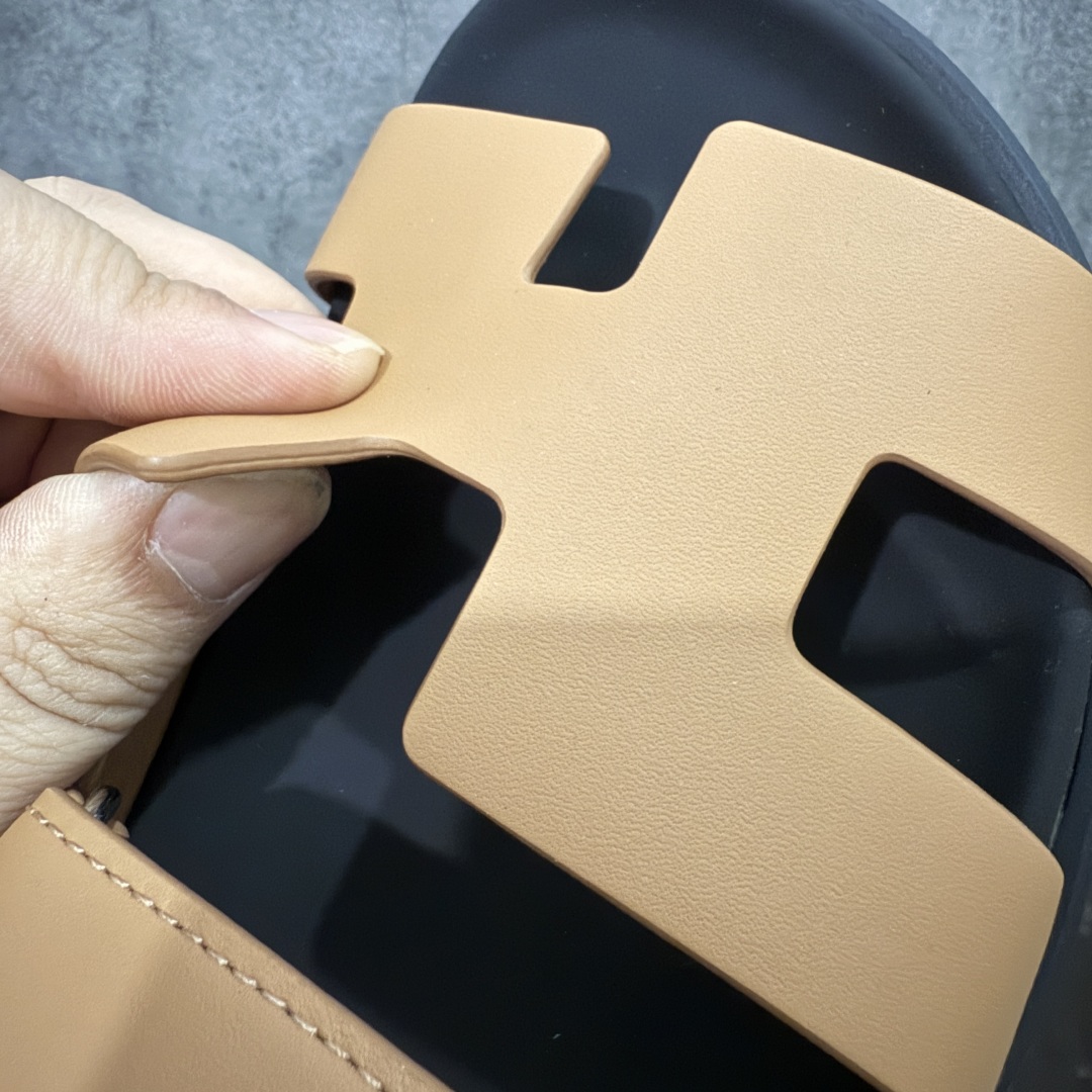 图片[7]-【HZ渠道版】HERMES 爱马仕 Chypre 平底一字拖鞋 经典系列2025 最新经典款拖鞋 经典皮面/呢绒/牛津面 今年绝比小爆款系列 高端零售可主推款。 原版一比一开发 专柜正品以发售 平台开始预售已上架，Zp 7000-10000+ 大家放心选购 品质超赞👍 全鞋全真牛皮 私模独立开发原大底 市场独家 压花工艺 几乎接近一致 全套专柜一致包装。 尺码：35 36 37 38 39 40 41 42 43 44 45 46 不偏码-选品中心