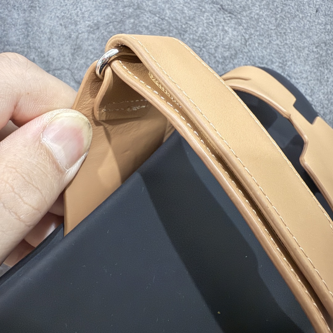 图片[6]-【HZ渠道版】HERMES 爱马仕 Chypre 平底一字拖鞋 经典系列2025 最新经典款拖鞋 经典皮面/呢绒/牛津面 今年绝比小爆款系列 高端零售可主推款。 原版一比一开发 专柜正品以发售 平台开始预售已上架，Zp 7000-10000+ 大家放心选购 品质超赞👍 全鞋全真牛皮 私模独立开发原大底 市场独家 压花工艺 几乎接近一致 全套专柜一致包装。 尺码：35 36 37 38 39 40 41 42 43 44 45 46 不偏码-选品中心