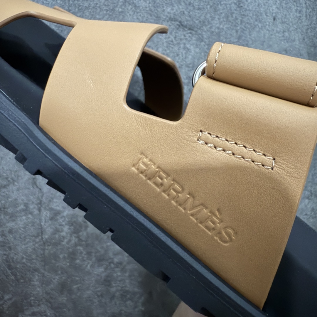 图片[8]-【HZ渠道版】HERMES 爱马仕 Chypre 平底一字拖鞋 经典系列2025 最新经典款拖鞋 经典皮面/呢绒/牛津面 今年绝比小爆款系列 高端零售可主推款。 原版一比一开发 专柜正品以发售 平台开始预售已上架，Zp 7000-10000+ 大家放心选购 品质超赞👍 全鞋全真牛皮 私模独立开发原大底 市场独家 压花工艺 几乎接近一致 全套专柜一致包装。 尺码：35 36 37 38 39 40 41 42 43 44 45 46 不偏码-选品中心