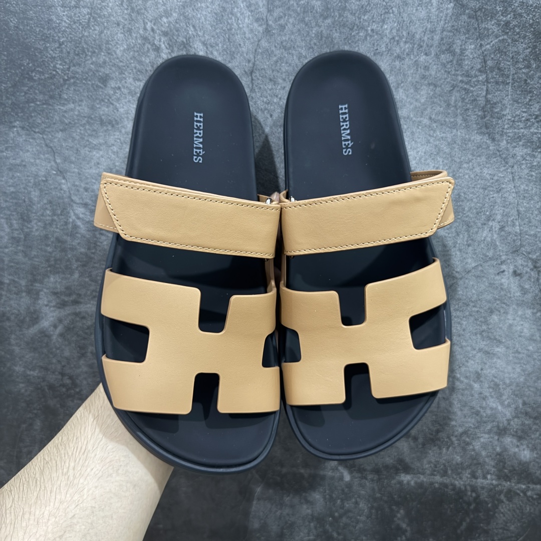 图片[2]-【HZ渠道版】HERMES 爱马仕 Chypre 平底一字拖鞋 经典系列2025 最新经典款拖鞋 经典皮面/呢绒/牛津面 今年绝比小爆款系列 高端零售可主推款。 原版一比一开发 专柜正品以发售 平台开始预售已上架，Zp 7000-10000+ 大家放心选购 品质超赞👍 全鞋全真牛皮 私模独立开发原大底 市场独家 压花工艺 几乎接近一致 全套专柜一致包装。 尺码：35 36 37 38 39 40 41 42 43 44 45 46 不偏码-选品中心