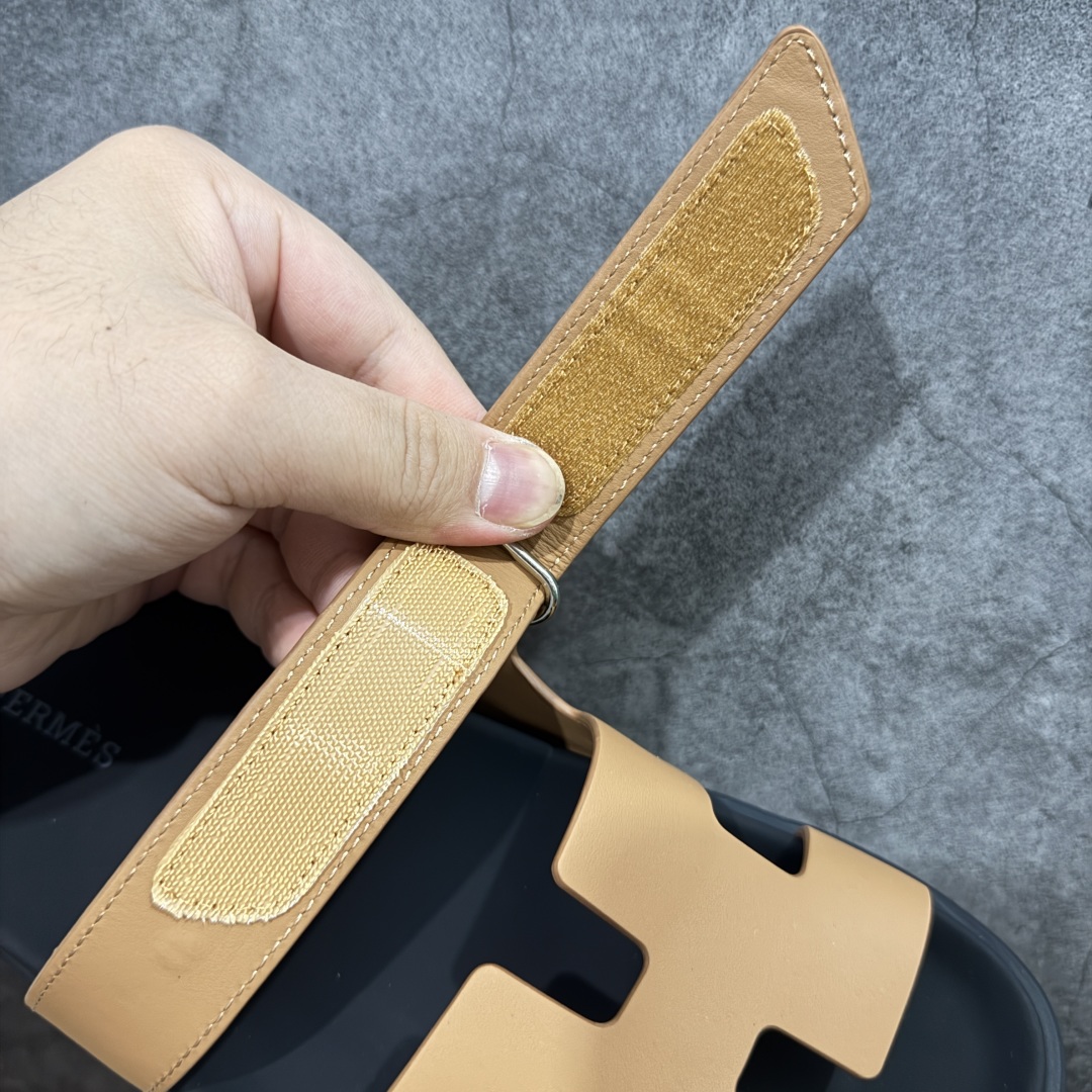 图片[5]-【HZ渠道版】HERMES 爱马仕 Chypre 平底一字拖鞋 经典系列2025 最新经典款拖鞋 经典皮面/呢绒/牛津面 今年绝比小爆款系列 高端零售可主推款。 原版一比一开发 专柜正品以发售 平台开始预售已上架，Zp 7000-10000+ 大家放心选购 品质超赞👍 全鞋全真牛皮 私模独立开发原大底 市场独家 压花工艺 几乎接近一致 全套专柜一致包装。 尺码：35 36 37 38 39 40 41 42 43 44 45 46 不偏码-选品中心