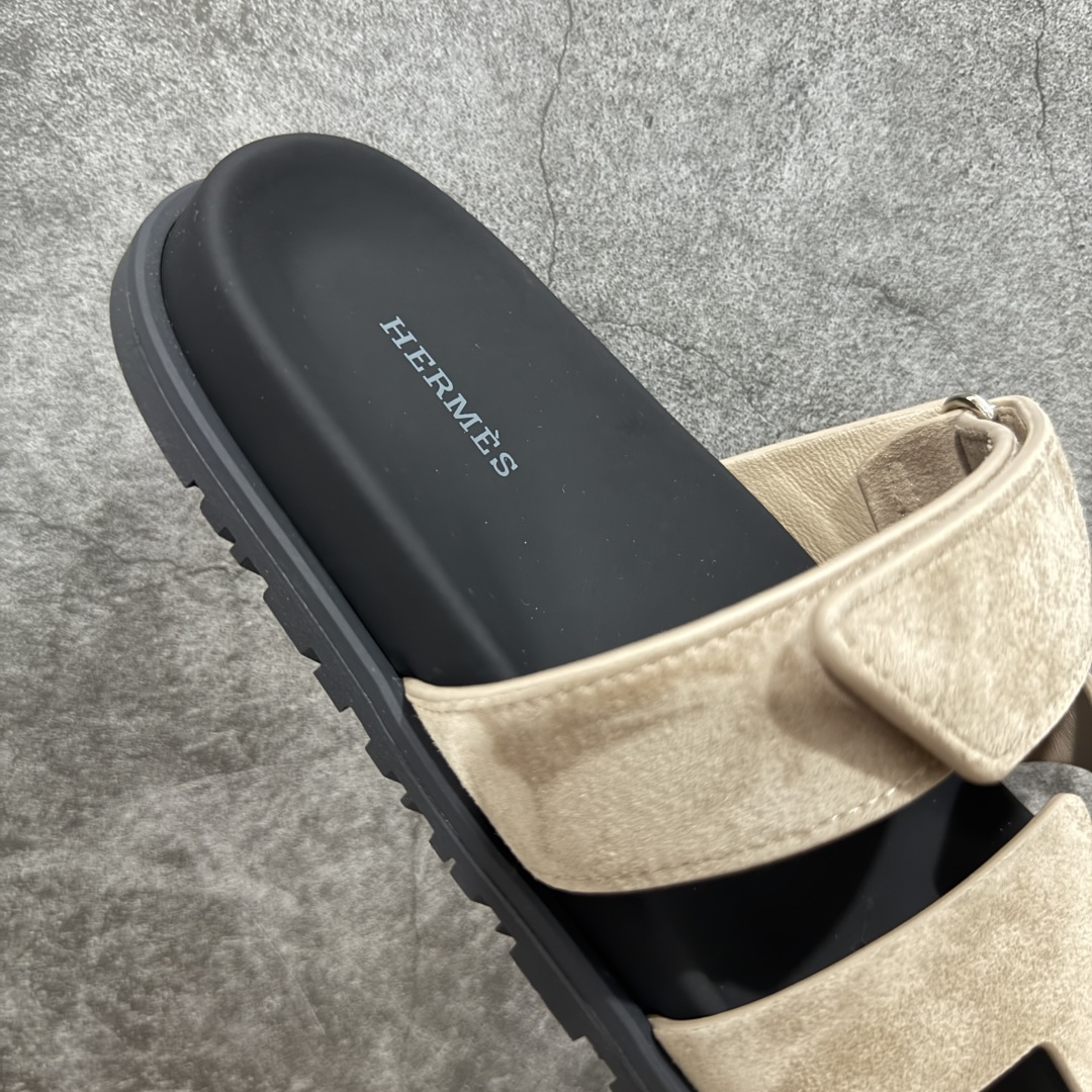 图片[7]-【HZ渠道版】HERMES 爱马仕 Chypre 平底一字拖鞋 经典系列2025 最新经典款拖鞋 经典皮面/呢绒/牛津面 今年绝比小爆款系列 高端零售可主推款。 原版一比一开发 专柜正品以发售 平台开始预售已上架，Zp 7000-10000+ 大家放心选购 品质超赞👍 全鞋全真牛皮 私模独立开发原大底 市场独家 压花工艺 几乎接近一致 全套专柜一致包装。 尺码：35 36 37 38 39 40 41 42 43 44 45 46 不偏码-选品中心