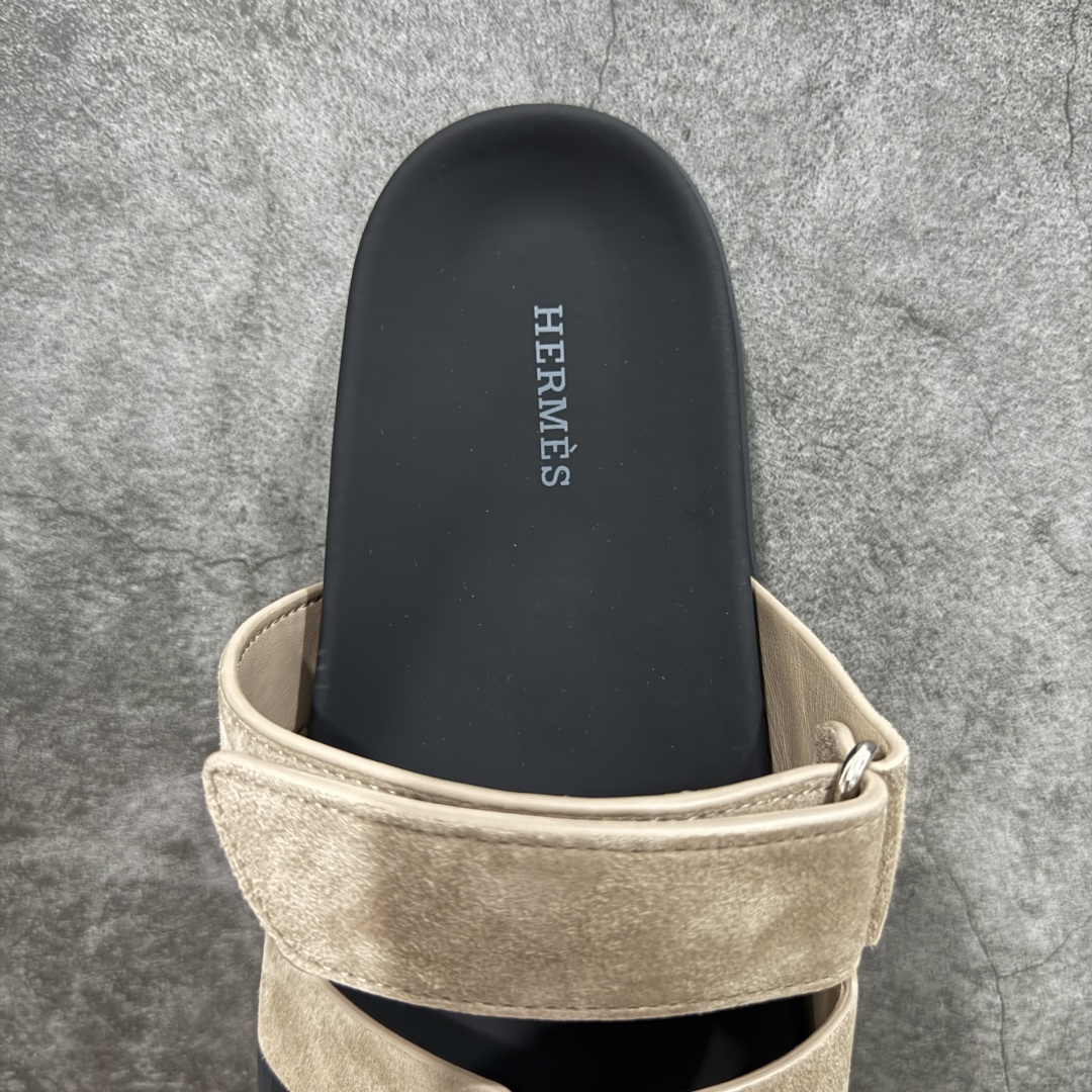 图片[8]-【HZ渠道版】HERMES 爱马仕 Chypre 平底一字拖鞋 经典系列2025 最新经典款拖鞋 经典皮面/呢绒/牛津面 今年绝比小爆款系列 高端零售可主推款。 原版一比一开发 专柜正品以发售 平台开始预售已上架，Zp 7000-10000+ 大家放心选购 品质超赞👍 全鞋全真牛皮 私模独立开发原大底 市场独家 压花工艺 几乎接近一致 全套专柜一致包装。 尺码：35 36 37 38 39 40 41 42 43 44 45 46 不偏码-选品中心