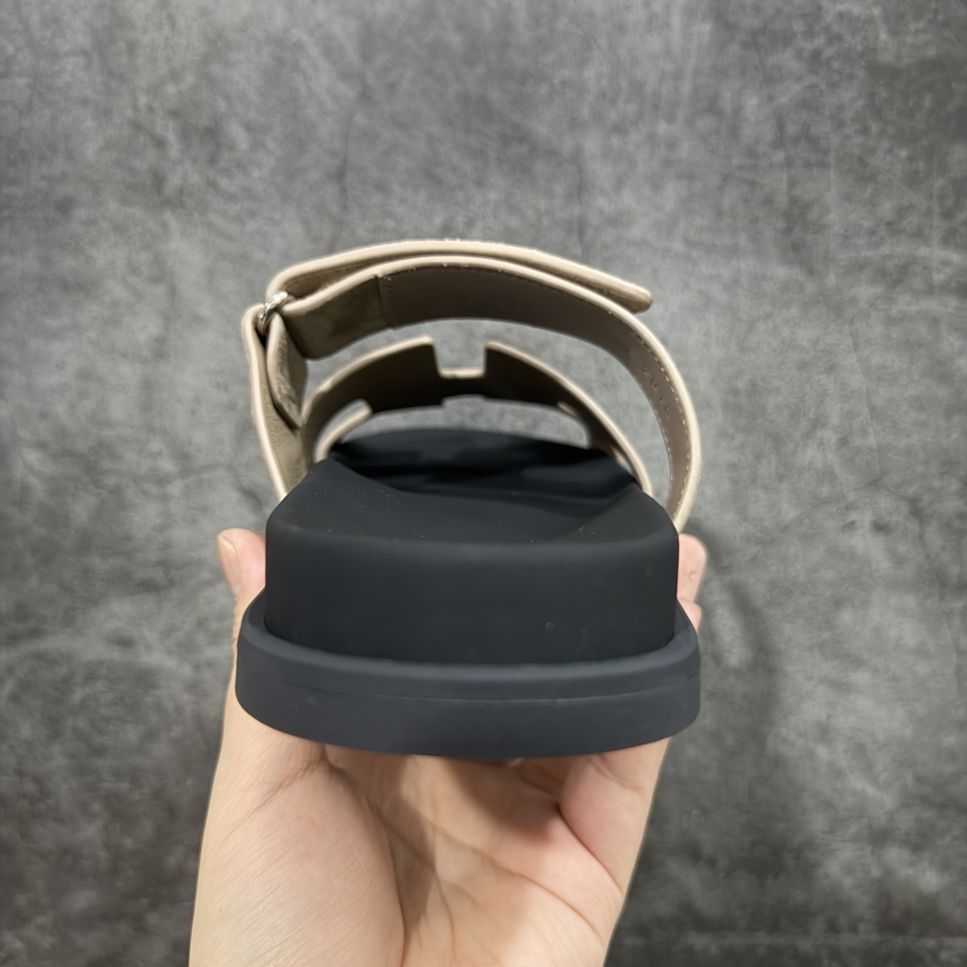 图片[4]-【HZ渠道版】HERMES 爱马仕 Chypre 平底一字拖鞋 经典系列2025 最新经典款拖鞋 经典皮面/呢绒/牛津面 今年绝比小爆款系列 高端零售可主推款。 原版一比一开发 专柜正品以发售 平台开始预售已上架，Zp 7000-10000+ 大家放心选购 品质超赞👍 全鞋全真牛皮 私模独立开发原大底 市场独家 压花工艺 几乎接近一致 全套专柜一致包装。 尺码：35 36 37 38 39 40 41 42 43 44 45 46 不偏码-选品中心