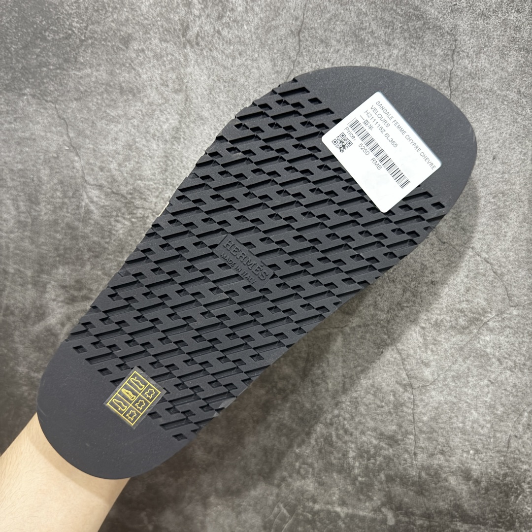 图片[9]-【HZ渠道版】HERMES 爱马仕 Chypre 平底一字拖鞋 经典系列2025 最新经典款拖鞋 经典皮面/呢绒/牛津面 今年绝比小爆款系列 高端零售可主推款。 原版一比一开发 专柜正品以发售 平台开始预售已上架，Zp 7000-10000+ 大家放心选购 品质超赞👍 全鞋全真牛皮 私模独立开发原大底 市场独家 压花工艺 几乎接近一致 全套专柜一致包装。 尺码：35 36 37 38 39 40 41 42 43 44 45 46 不偏码-选品中心