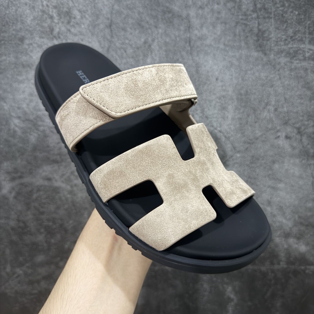 图片[3]-【HZ渠道版】HERMES 爱马仕 Chypre 平底一字拖鞋 经典系列2025 最新经典款拖鞋 经典皮面/呢绒/牛津面 今年绝比小爆款系列 高端零售可主推款。 原版一比一开发 专柜正品以发售 平台开始预售已上架，Zp 7000-10000+ 大家放心选购 品质超赞👍 全鞋全真牛皮 私模独立开发原大底 市场独家 压花工艺 几乎接近一致 全套专柜一致包装。 尺码：35 36 37 38 39 40 41 42 43 44 45 46 不偏码-选品中心