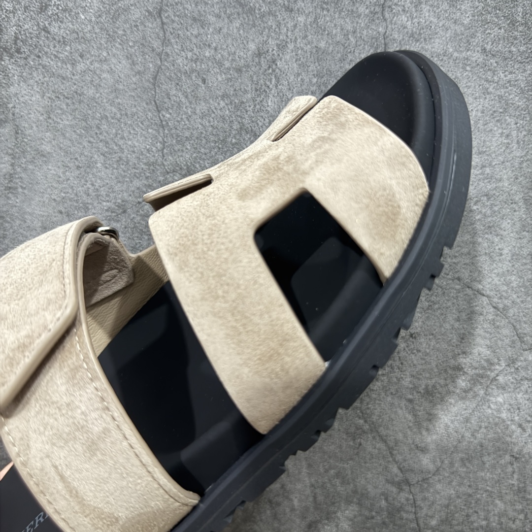 图片[6]-【HZ渠道版】HERMES 爱马仕 Chypre 平底一字拖鞋 经典系列2025 最新经典款拖鞋 经典皮面/呢绒/牛津面 今年绝比小爆款系列 高端零售可主推款。 原版一比一开发 专柜正品以发售 平台开始预售已上架，Zp 7000-10000+ 大家放心选购 品质超赞👍 全鞋全真牛皮 私模独立开发原大底 市场独家 压花工艺 几乎接近一致 全套专柜一致包装。 尺码：35 36 37 38 39 40 41 42 43 44 45 46 不偏码-选品中心