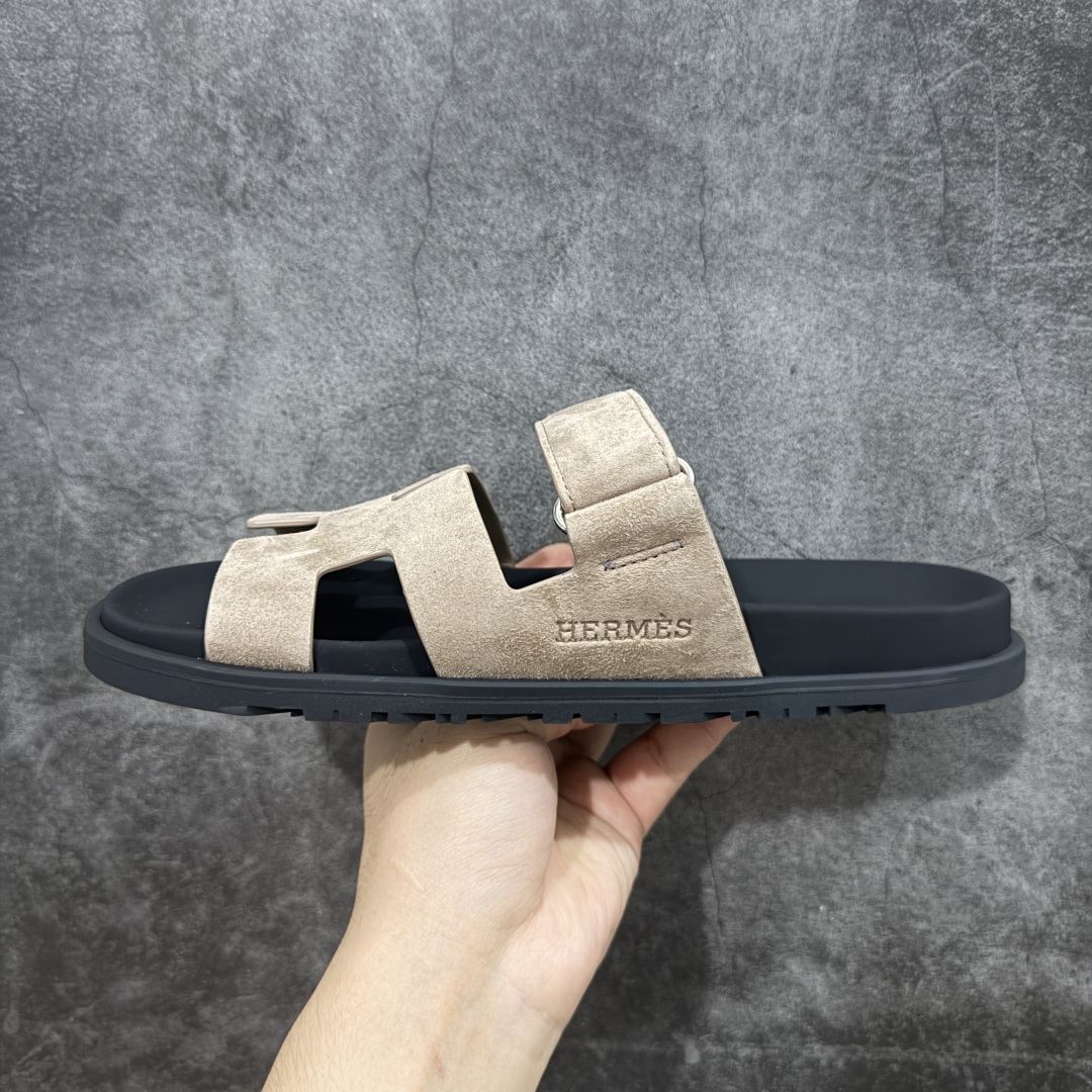 图片[2]-【HZ渠道版】HERMES 爱马仕 Chypre 平底一字拖鞋 经典系列2025 最新经典款拖鞋 经典皮面/呢绒/牛津面 今年绝比小爆款系列 高端零售可主推款。 原版一比一开发 专柜正品以发售 平台开始预售已上架，Zp 7000-10000+ 大家放心选购 品质超赞👍 全鞋全真牛皮 私模独立开发原大底 市场独家 压花工艺 几乎接近一致 全套专柜一致包装。 尺码：35 36 37 38 39 40 41 42 43 44 45 46 不偏码-选品中心