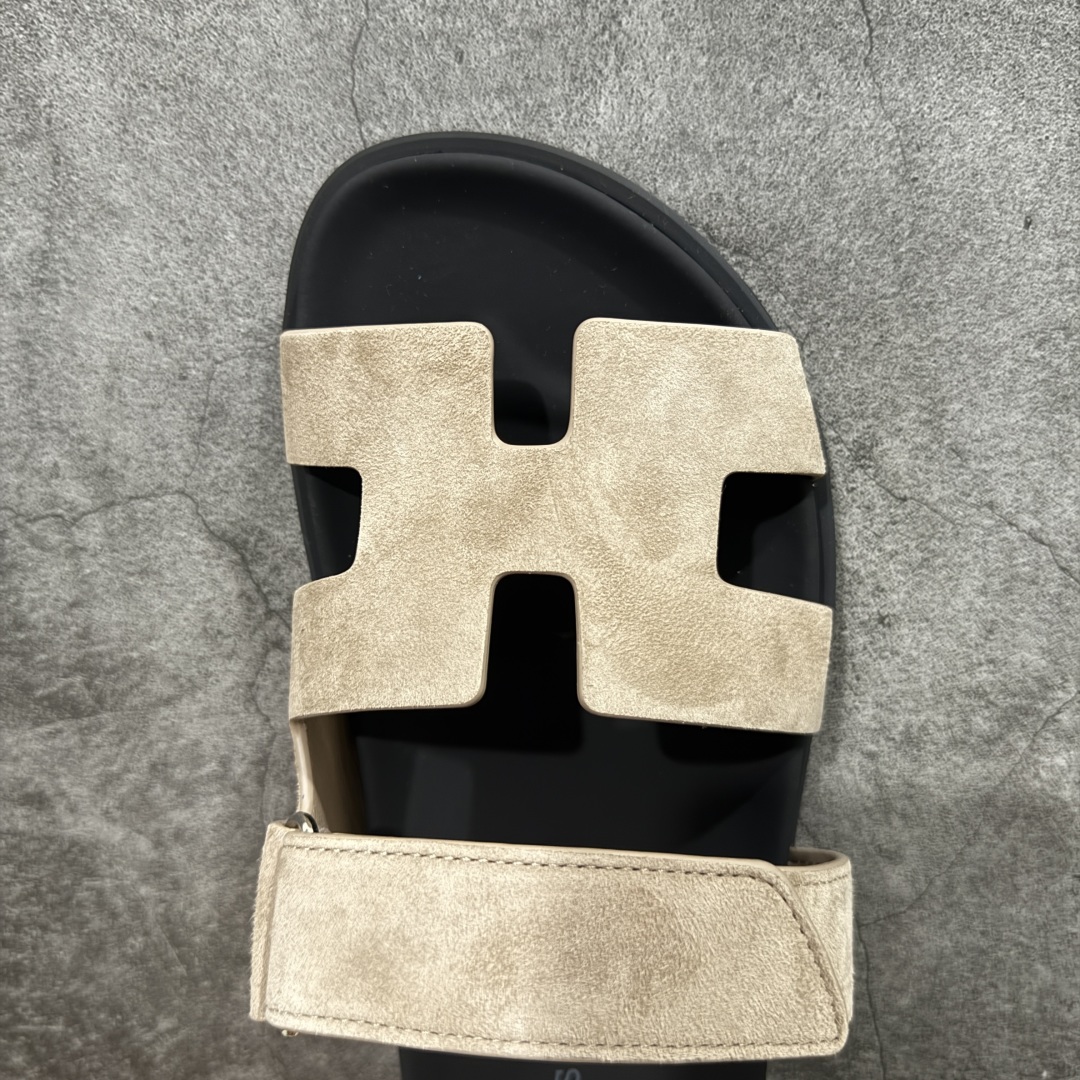 图片[5]-【HZ渠道版】HERMES 爱马仕 Chypre 平底一字拖鞋 经典系列2025 最新经典款拖鞋 经典皮面/呢绒/牛津面 今年绝比小爆款系列 高端零售可主推款。 原版一比一开发 专柜正品以发售 平台开始预售已上架，Zp 7000-10000+ 大家放心选购 品质超赞👍 全鞋全真牛皮 私模独立开发原大底 市场独家 压花工艺 几乎接近一致 全套专柜一致包装。 尺码：35 36 37 38 39 40 41 42 43 44 45 46 不偏码-选品中心