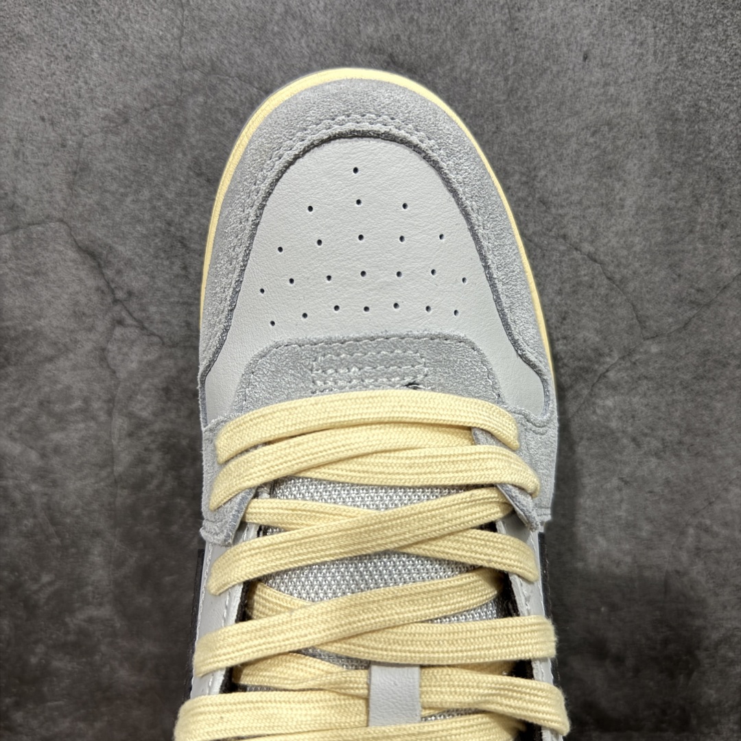 图片[5]-【纯原版】OFF-WHITE Out Of Office OW低帮时尚板鞋 黑灰 杨幂同款 由经典配色打造 箭头符号、ZipTie 标签、1ogo印花等经典元素皆在此呈现 让人一眼明了 Off-White 的潮流身份 单品以黑白配色皮质制成 饰有品牌标志性 zip Tie 束线带吊牌 侧面饰有 Arrows 图案 展现出品牌对街头风格的偏爱 原厂原档案开发 原盒原标原厂头层皮料 官方原版设计 做工细节全方位对比原鞋 尺码：36 37 38 39 40 41 42 43 44 45 46 47-选品中心