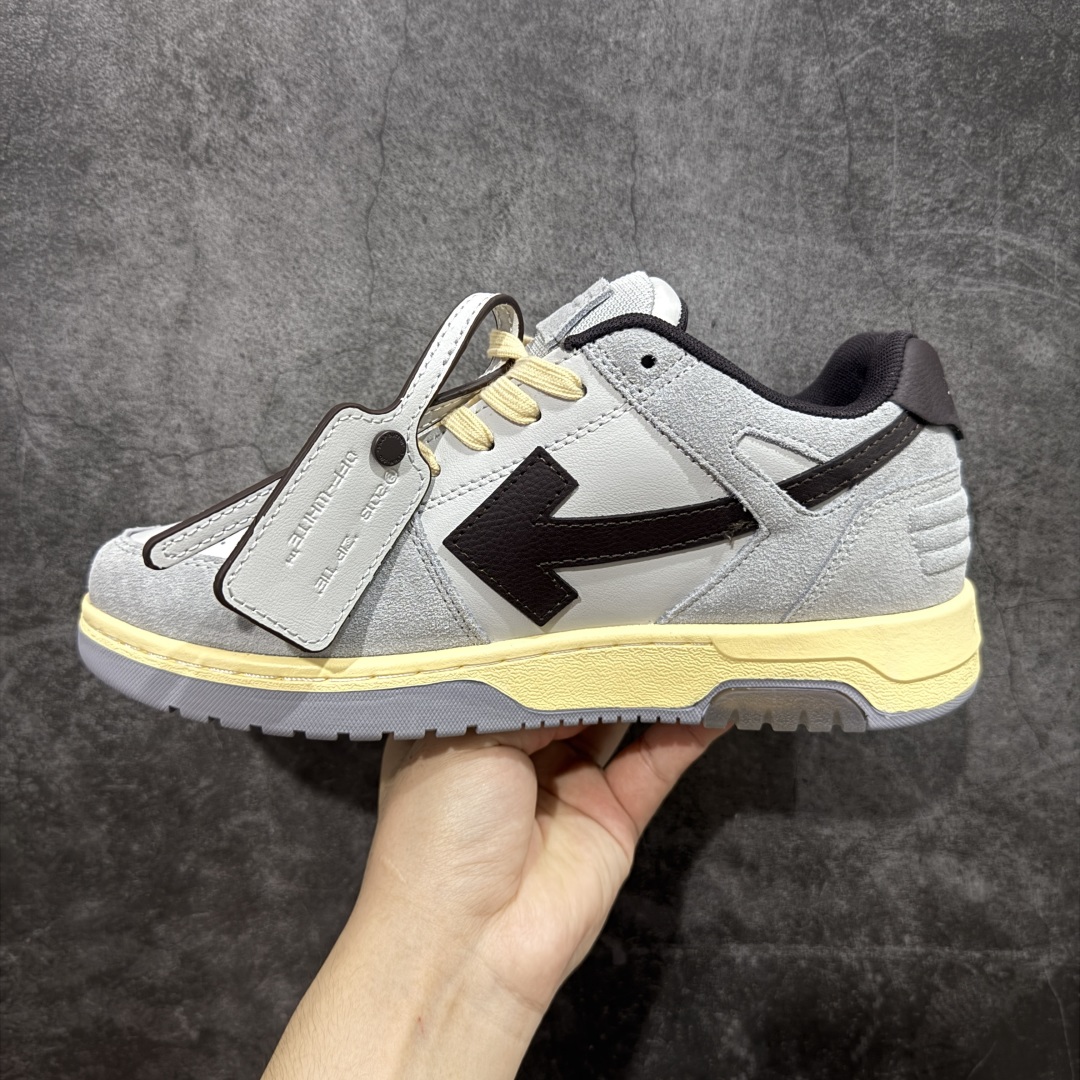 图片[2]-【纯原版】OFF-WHITE Out Of Office OW低帮时尚板鞋 黑灰 杨幂同款 由经典配色打造 箭头符号、ZipTie 标签、1ogo印花等经典元素皆在此呈现 让人一眼明了 Off-White 的潮流身份 单品以黑白配色皮质制成 饰有品牌标志性 zip Tie 束线带吊牌 侧面饰有 Arrows 图案 展现出品牌对街头风格的偏爱 原厂原档案开发 原盒原标原厂头层皮料 官方原版设计 做工细节全方位对比原鞋 尺码：36 37 38 39 40 41 42 43 44 45 46 47-选品中心