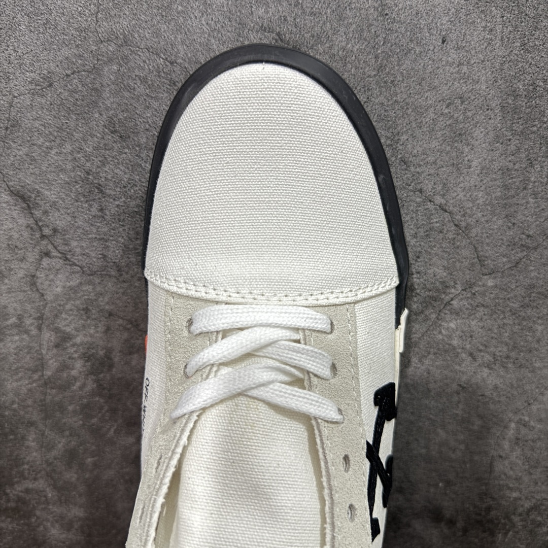 图片[5]-【YH版本】Off-White c/o Virgil Abloh Vulc Low Top 箭头低帮硫化帆布板鞋黑白 尺码：36 37 38 39 40 41 42 43 44 45 46 47 Off-White 近日才发布其春夏新款鞋履，紧跟着就推出全新秋冬鞋款。此番带来的是一系列“ Off-Court ”运动鞋，其中除了基础的黑、白色 Vulc Low-Top 还有一双充满街头韵味的棋盘格元素，亮点其实在鞋内侧的橙色瓶贴以及鞋带头的橙色细节处理。该品牌标志性的箭头标志，防盗扣和鞋带的设计以及鞋后跟的字样也极具“THE TEN”系列的影子。-选品中心