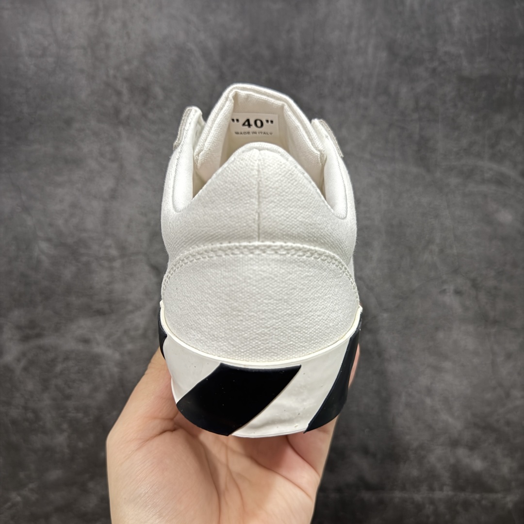 图片[4]-【YH版本】Off-White c/o Virgil Abloh Vulc Low Top 箭头低帮硫化帆布板鞋黑白 尺码：36 37 38 39 40 41 42 43 44 45 46 47 Off-White 近日才发布其春夏新款鞋履，紧跟着就推出全新秋冬鞋款。此番带来的是一系列“ Off-Court ”运动鞋，其中除了基础的黑、白色 Vulc Low-Top 还有一双充满街头韵味的棋盘格元素，亮点其实在鞋内侧的橙色瓶贴以及鞋带头的橙色细节处理。该品牌标志性的箭头标志，防盗扣和鞋带的设计以及鞋后跟的字样也极具“THE TEN”系列的影子。-选品中心