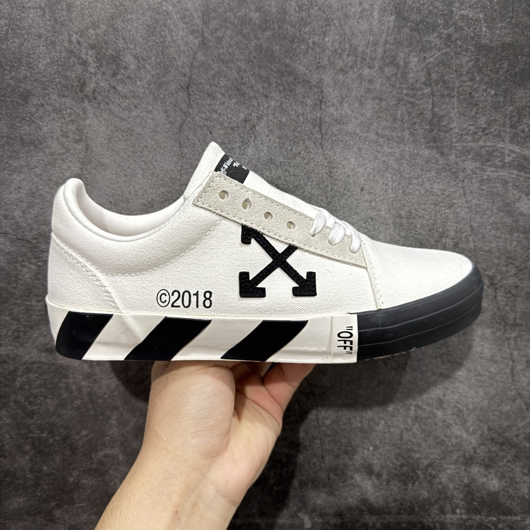 【YH版本】Off-White c/o Virgil Abloh Vulc Low Top 箭头低帮硫化帆布板鞋黑白 尺码:36 37 38 39 40 41 42 43 44 45 46 47 Off-White 近日才发布其春夏新款鞋履,紧跟着就推出全新秋冬鞋款。此番带来的是一系列“ Off-Court ”运动鞋,其中除了基础的黑、白色 Vulc Low-Top 还有一双充满街头韵味的棋盘格元素,亮点其实在鞋内侧的橙色瓶贴以及鞋带头的橙色细节处理。该品牌标志性的箭头标志,防盗扣和鞋带的设计以及鞋后跟的字样也极具“THE TEN”系列的影子。-选品中心