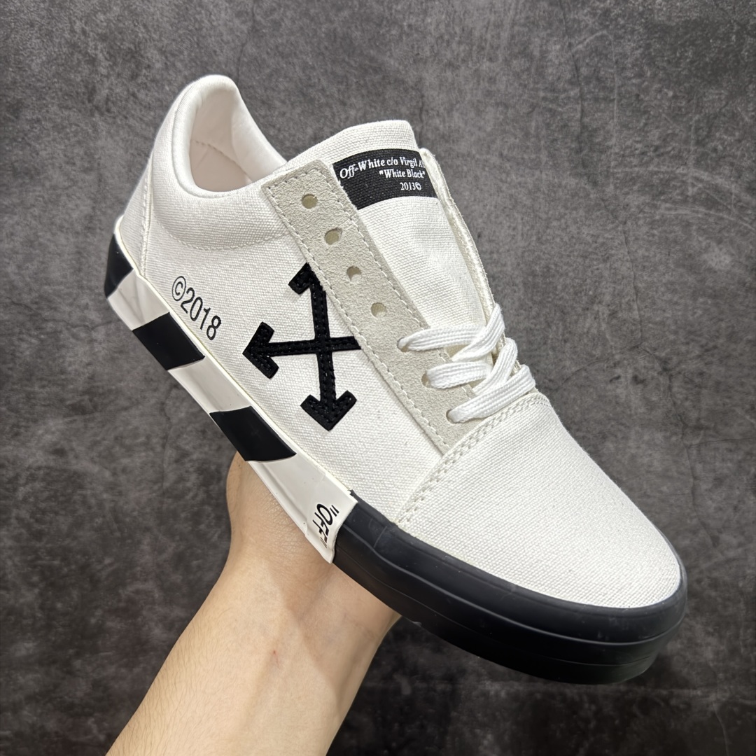 图片[3]-【YH版本】Off-White c/o Virgil Abloh Vulc Low Top 箭头低帮硫化帆布板鞋黑白 尺码：36 37 38 39 40 41 42 43 44 45 46 47 Off-White 近日才发布其春夏新款鞋履，紧跟着就推出全新秋冬鞋款。此番带来的是一系列“ Off-Court ”运动鞋，其中除了基础的黑、白色 Vulc Low-Top 还有一双充满街头韵味的棋盘格元素，亮点其实在鞋内侧的橙色瓶贴以及鞋带头的橙色细节处理。该品牌标志性的箭头标志，防盗扣和鞋带的设计以及鞋后跟的字样也极具“THE TEN”系列的影子。-选品中心