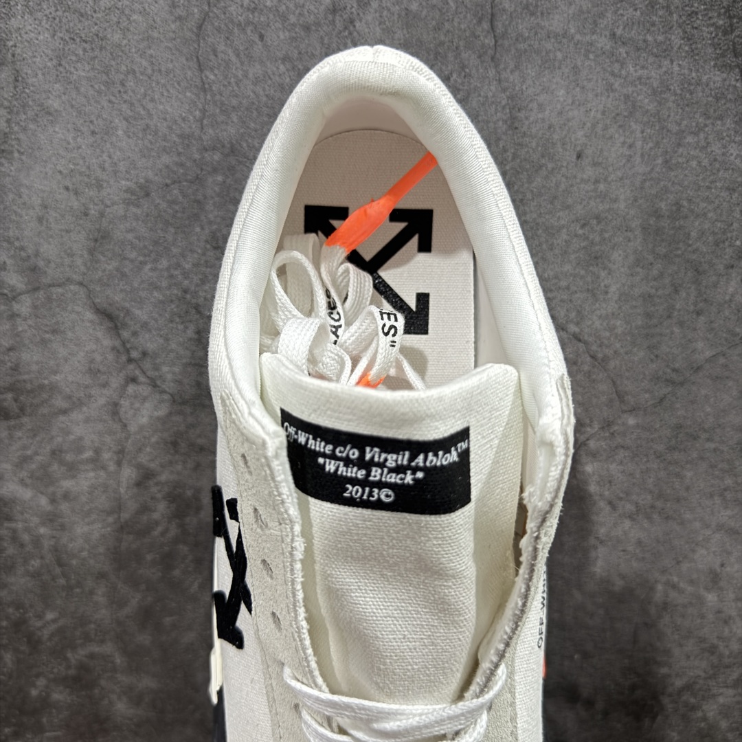 图片[8]-【YH版本】Off-White c/o Virgil Abloh Vulc Low Top 箭头低帮硫化帆布板鞋黑白 尺码：36 37 38 39 40 41 42 43 44 45 46 47 Off-White 近日才发布其春夏新款鞋履，紧跟着就推出全新秋冬鞋款。此番带来的是一系列“ Off-Court ”运动鞋，其中除了基础的黑、白色 Vulc Low-Top 还有一双充满街头韵味的棋盘格元素，亮点其实在鞋内侧的橙色瓶贴以及鞋带头的橙色细节处理。该品牌标志性的箭头标志，防盗扣和鞋带的设计以及鞋后跟的字样也极具“THE TEN”系列的影子。-选品中心