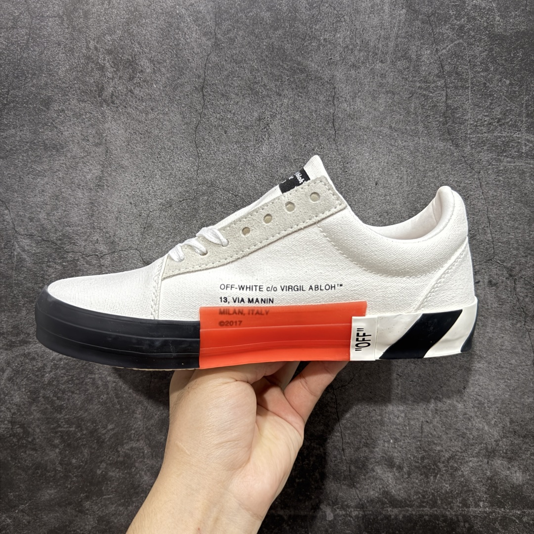 图片[2]-【YH版本】Off-White c/o Virgil Abloh Vulc Low Top 箭头低帮硫化帆布板鞋黑白 尺码：36 37 38 39 40 41 42 43 44 45 46 47 Off-White 近日才发布其春夏新款鞋履，紧跟着就推出全新秋冬鞋款。此番带来的是一系列“ Off-Court ”运动鞋，其中除了基础的黑、白色 Vulc Low-Top 还有一双充满街头韵味的棋盘格元素，亮点其实在鞋内侧的橙色瓶贴以及鞋带头的橙色细节处理。该品牌标志性的箭头标志，防盗扣和鞋带的设计以及鞋后跟的字样也极具“THE TEN”系列的影子。-选品中心
