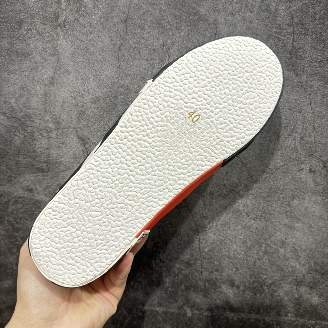 图片[9]-【YH版本】Off-White c/o Virgil Abloh Vulc Low Top 箭头低帮硫化帆布板鞋黑白 尺码：36 37 38 39 40 41 42 43 44 45 46 47 Off-White 近日才发布其春夏新款鞋履，紧跟着就推出全新秋冬鞋款。此番带来的是一系列“ Off-Court ”运动鞋，其中除了基础的黑、白色 Vulc Low-Top 还有一双充满街头韵味的棋盘格元素，亮点其实在鞋内侧的橙色瓶贴以及鞋带头的橙色细节处理。该品牌标志性的箭头标志，防盗扣和鞋带的设计以及鞋后跟的字样也极具“THE TEN”系列的影子。-选品中心