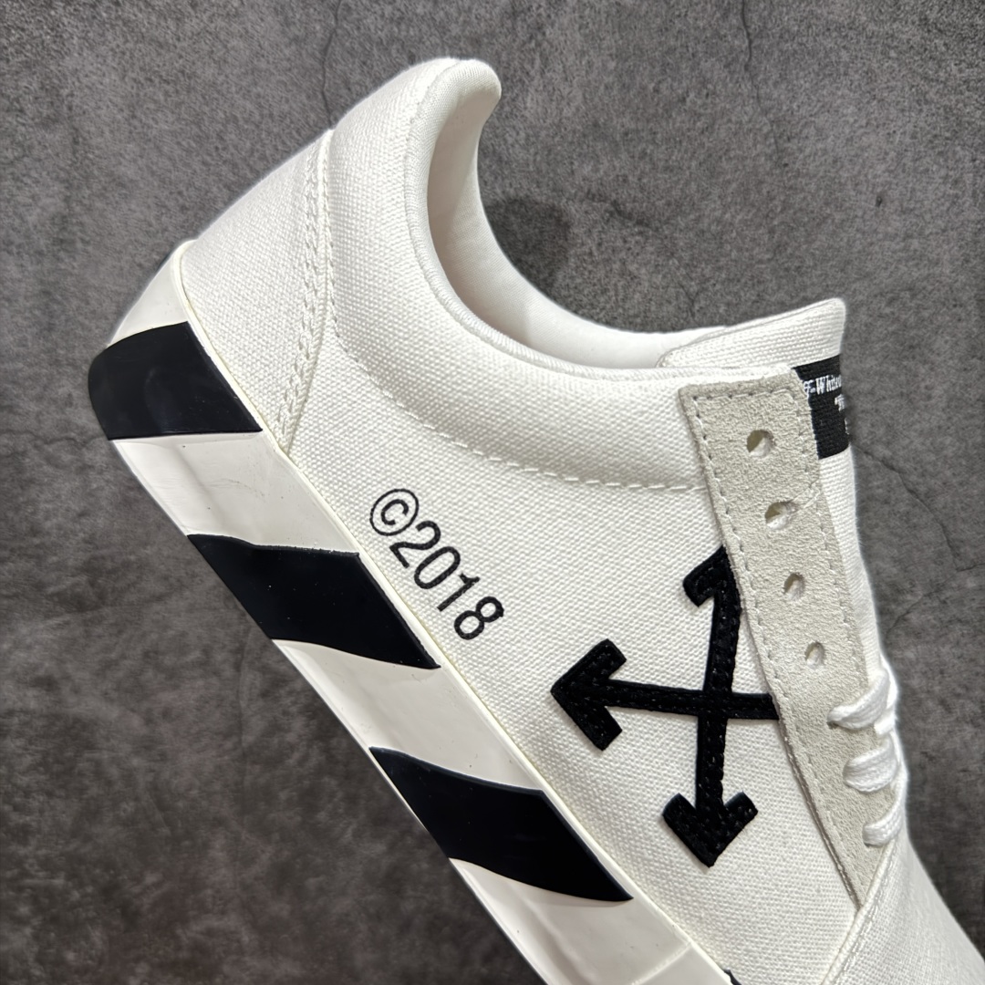图片[7]-【YH版本】Off-White c/o Virgil Abloh Vulc Low Top 箭头低帮硫化帆布板鞋黑白 尺码：36 37 38 39 40 41 42 43 44 45 46 47 Off-White 近日才发布其春夏新款鞋履，紧跟着就推出全新秋冬鞋款。此番带来的是一系列“ Off-Court ”运动鞋，其中除了基础的黑、白色 Vulc Low-Top 还有一双充满街头韵味的棋盘格元素，亮点其实在鞋内侧的橙色瓶贴以及鞋带头的橙色细节处理。该品牌标志性的箭头标志，防盗扣和鞋带的设计以及鞋后跟的字样也极具“THE TEN”系列的影子。-选品中心