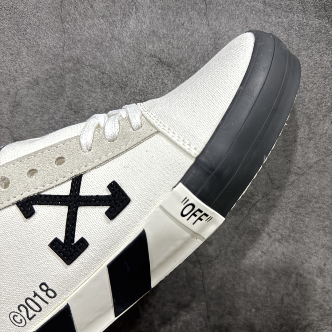 图片[6]-【YH版本】Off-White c/o Virgil Abloh Vulc Low Top 箭头低帮硫化帆布板鞋黑白 尺码：36 37 38 39 40 41 42 43 44 45 46 47 Off-White 近日才发布其春夏新款鞋履，紧跟着就推出全新秋冬鞋款。此番带来的是一系列“ Off-Court ”运动鞋，其中除了基础的黑、白色 Vulc Low-Top 还有一双充满街头韵味的棋盘格元素，亮点其实在鞋内侧的橙色瓶贴以及鞋带头的橙色细节处理。该品牌标志性的箭头标志，防盗扣和鞋带的设计以及鞋后跟的字样也极具“THE TEN”系列的影子。-选品中心