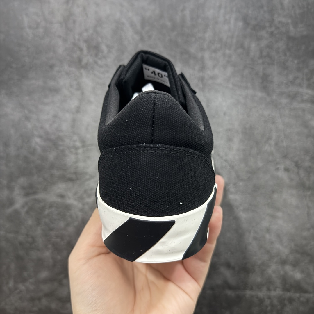 图片[4]-【YH版本】Off-White c/o Virgil Abloh Vulc Low Top 箭头低帮硫化帆布板鞋黑白 尺码：36 37 38 39 40 41 42 43 44 45 46 47 Off-White 近日才发布其春夏新款鞋履，紧跟着就推出全新秋冬鞋款。此番带来的是一系列“ Off-Court ”运动鞋，其中除了基础的黑、白色 Vulc Low-Top 还有一双充满街头韵味的棋盘格元素，亮点其实在鞋内侧的橙色瓶贴以及鞋带头的橙色细节处理。该品牌标志性的箭头标志，防盗扣和鞋带的设计以及鞋后跟的字样也极具“THE TEN”系列的影子。-选品中心