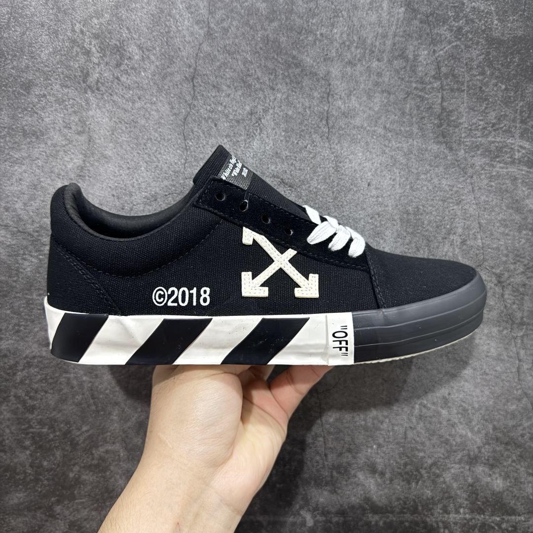 【YH版本】Off-White c/o Virgil Abloh Vulc Low Top 箭头低帮硫化帆布板鞋黑白 尺码:36 37 38 39 40 41 42 43 44 45 46 47 Off-White 近日才发布其春夏新款鞋履,紧跟着就推出全新秋冬鞋款。此番带来的是一系列“ Off-Court ”运动鞋,其中除了基础的黑、白色 Vulc Low-Top 还有一双充满街头韵味的棋盘格元素,亮点其实在鞋内侧的橙色瓶贴以及鞋带头的橙色细节处理。该品牌标志性的箭头标志,防盗扣和鞋带的设计以及鞋后跟的字样也极具“THE TEN”系列的影子。-选品中心