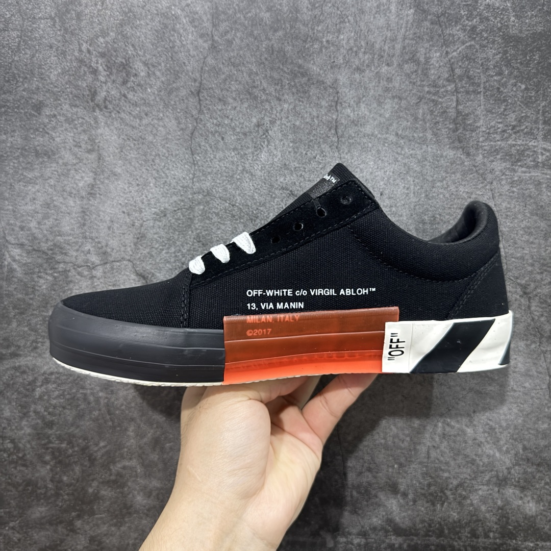 图片[2]-【YH版本】Off-White c/o Virgil Abloh Vulc Low Top 箭头低帮硫化帆布板鞋黑白 尺码：36 37 38 39 40 41 42 43 44 45 46 47 Off-White 近日才发布其春夏新款鞋履，紧跟着就推出全新秋冬鞋款。此番带来的是一系列“ Off-Court ”运动鞋，其中除了基础的黑、白色 Vulc Low-Top 还有一双充满街头韵味的棋盘格元素，亮点其实在鞋内侧的橙色瓶贴以及鞋带头的橙色细节处理。该品牌标志性的箭头标志，防盗扣和鞋带的设计以及鞋后跟的字样也极具“THE TEN”系列的影子。-选品中心
