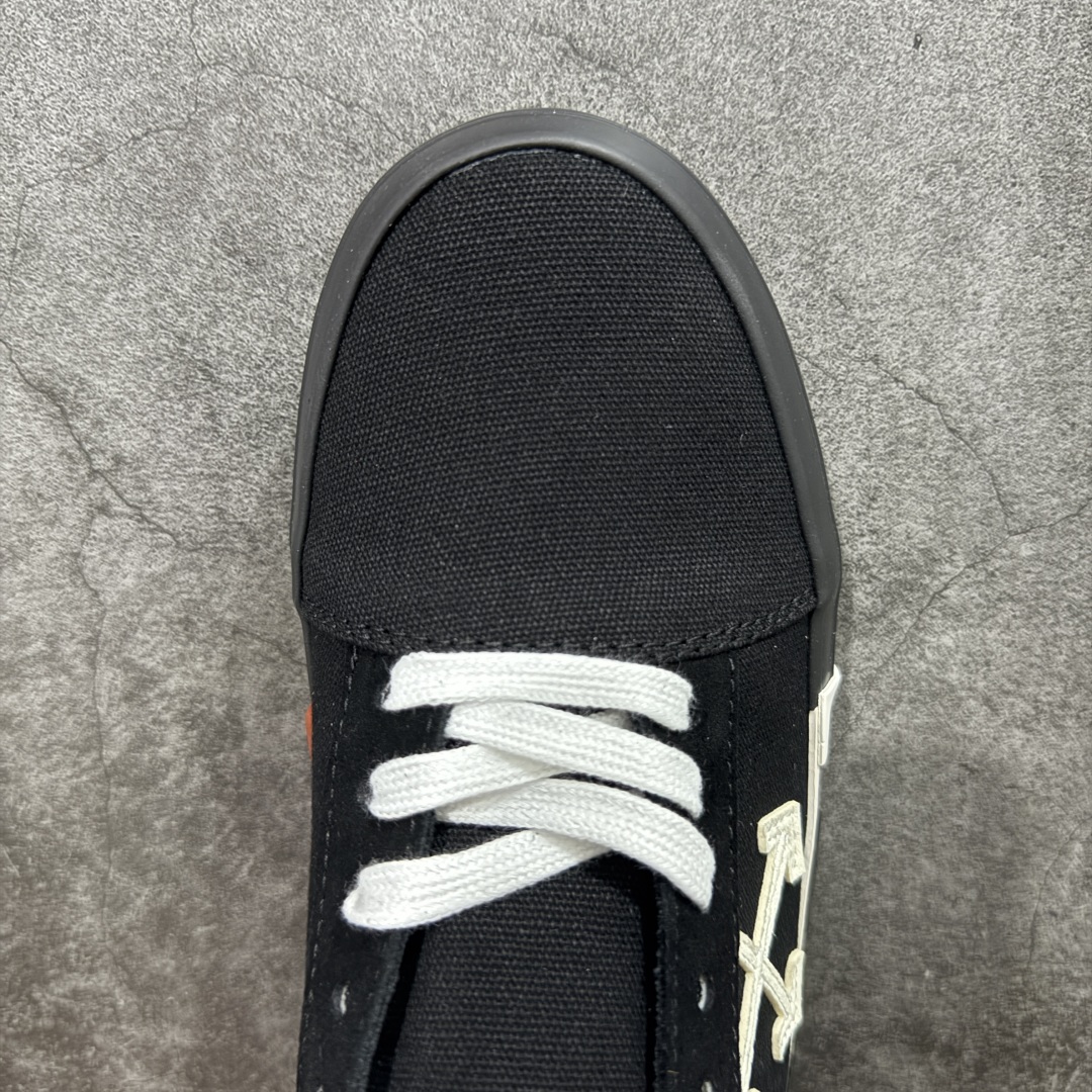 图片[5]-【YH版本】Off-White c/o Virgil Abloh Vulc Low Top 箭头低帮硫化帆布板鞋黑白 尺码：36 37 38 39 40 41 42 43 44 45 46 47 Off-White 近日才发布其春夏新款鞋履，紧跟着就推出全新秋冬鞋款。此番带来的是一系列“ Off-Court ”运动鞋，其中除了基础的黑、白色 Vulc Low-Top 还有一双充满街头韵味的棋盘格元素，亮点其实在鞋内侧的橙色瓶贴以及鞋带头的橙色细节处理。该品牌标志性的箭头标志，防盗扣和鞋带的设计以及鞋后跟的字样也极具“THE TEN”系列的影子。-选品中心
