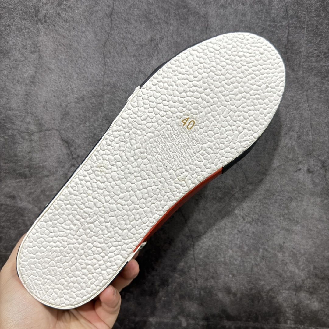 图片[9]-【YH版本】Off-White c/o Virgil Abloh Vulc Low Top 箭头低帮硫化帆布板鞋黑白 尺码：36 37 38 39 40 41 42 43 44 45 46 47 Off-White 近日才发布其春夏新款鞋履，紧跟着就推出全新秋冬鞋款。此番带来的是一系列“ Off-Court ”运动鞋，其中除了基础的黑、白色 Vulc Low-Top 还有一双充满街头韵味的棋盘格元素，亮点其实在鞋内侧的橙色瓶贴以及鞋带头的橙色细节处理。该品牌标志性的箭头标志，防盗扣和鞋带的设计以及鞋后跟的字样也极具“THE TEN”系列的影子。-选品中心